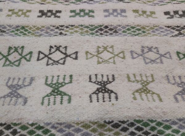 Tapis blanc à motifs multicolores berbère fait main