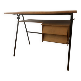 Bureau à plateau inclinable
