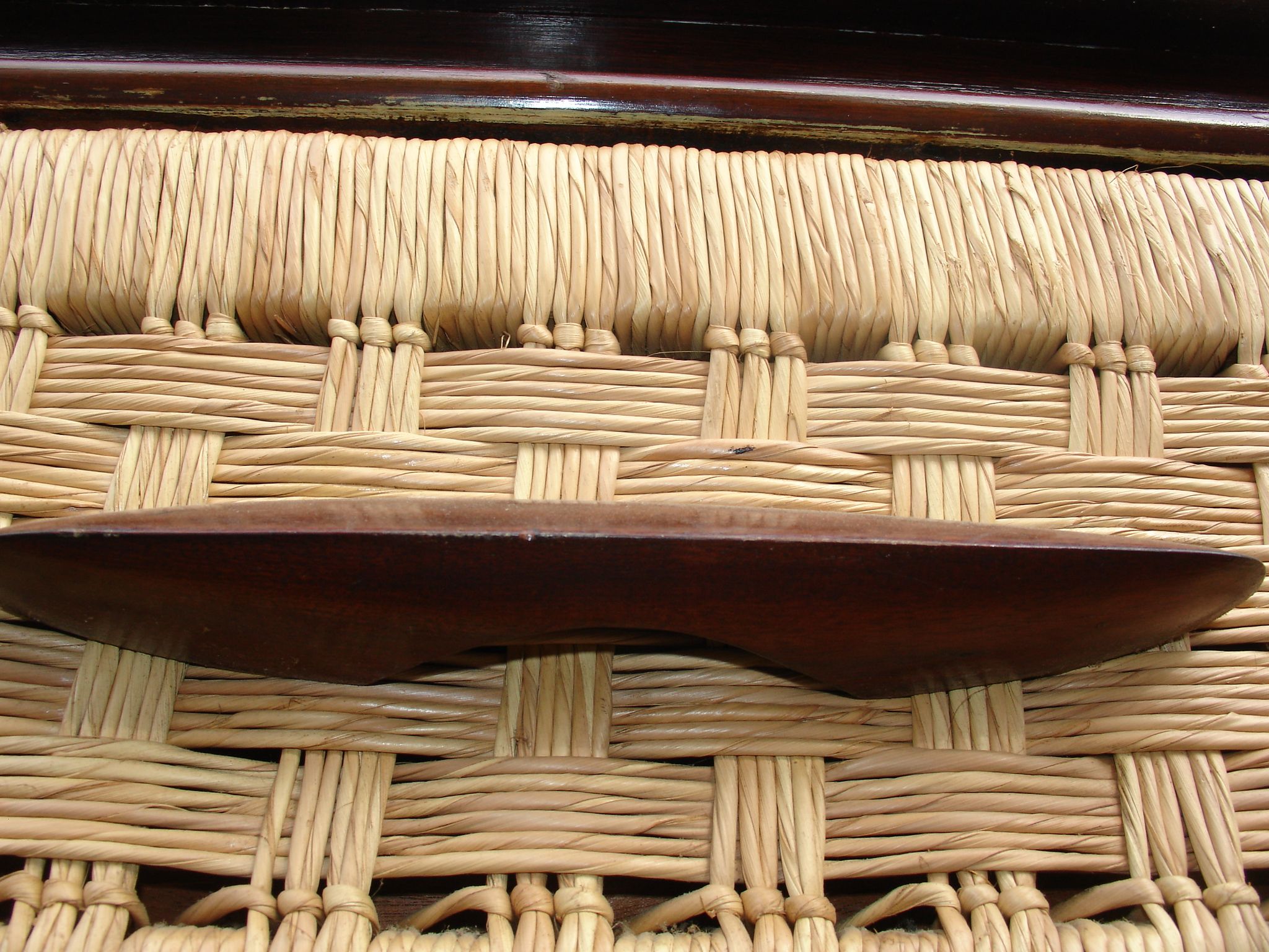 Six-drawer mahogany and straw chest of drawers, circa 1950, made in Mexico