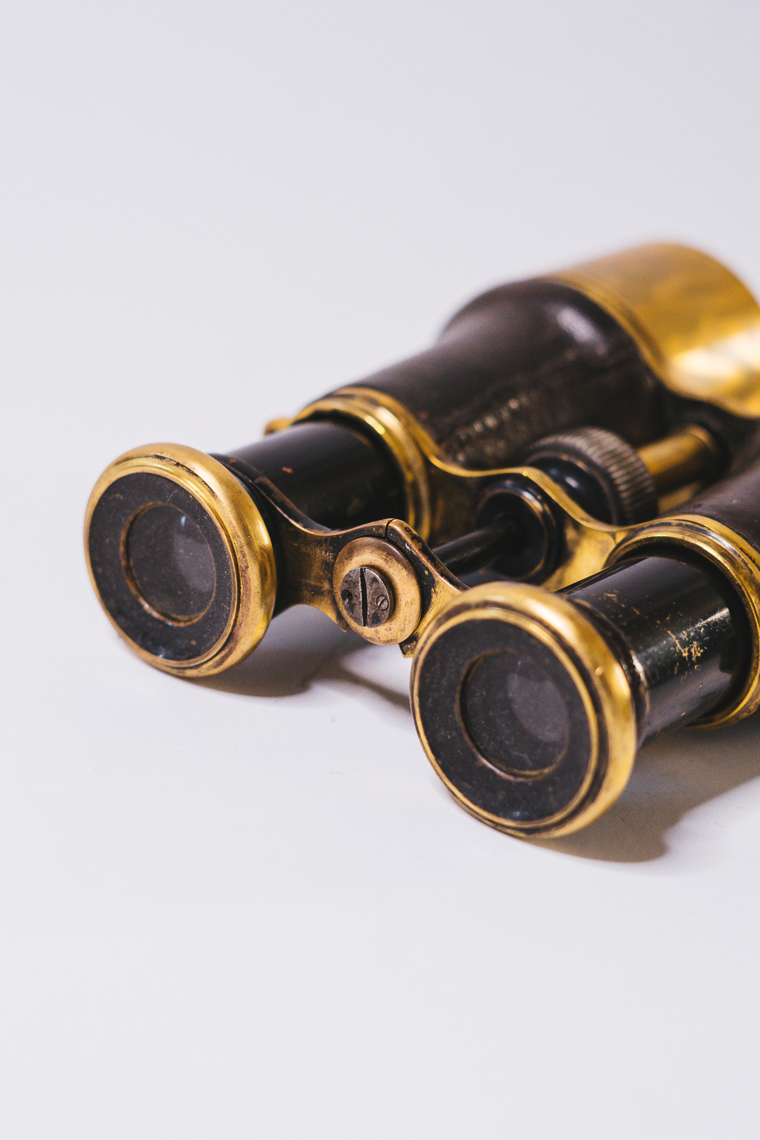 Pair of 1900 theater binoculars brass and restored leather