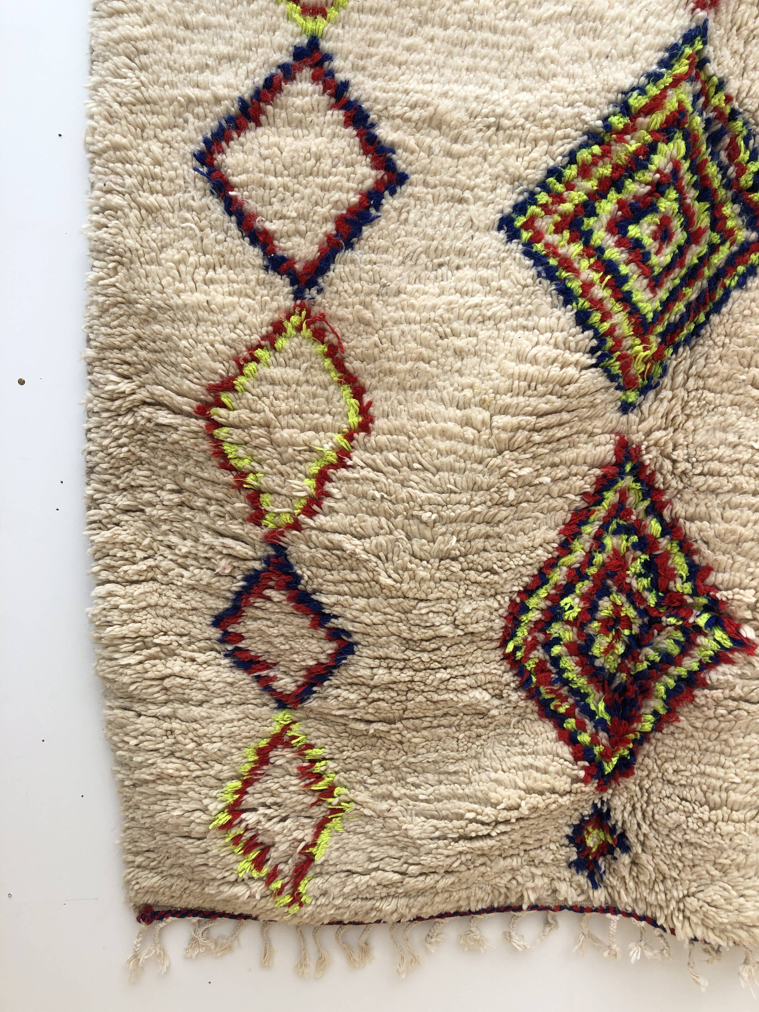Tapis berbère marocain azilal à losanges fluos 226x150cm