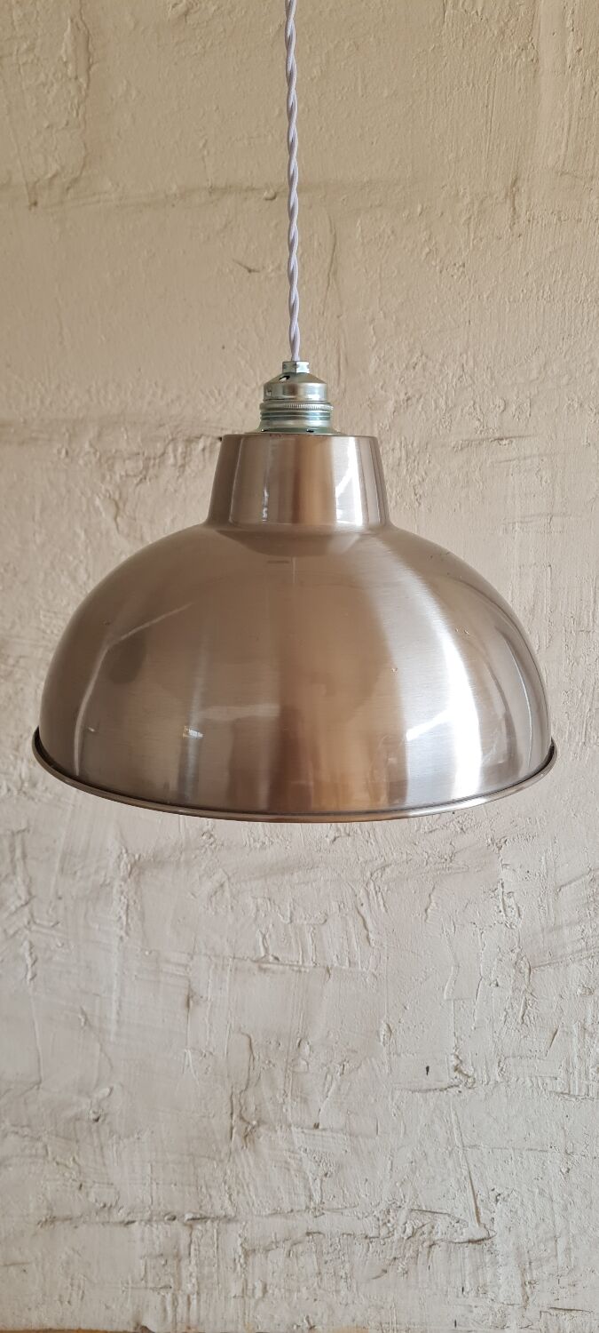 Enamelled sheet metal hanging lamp
