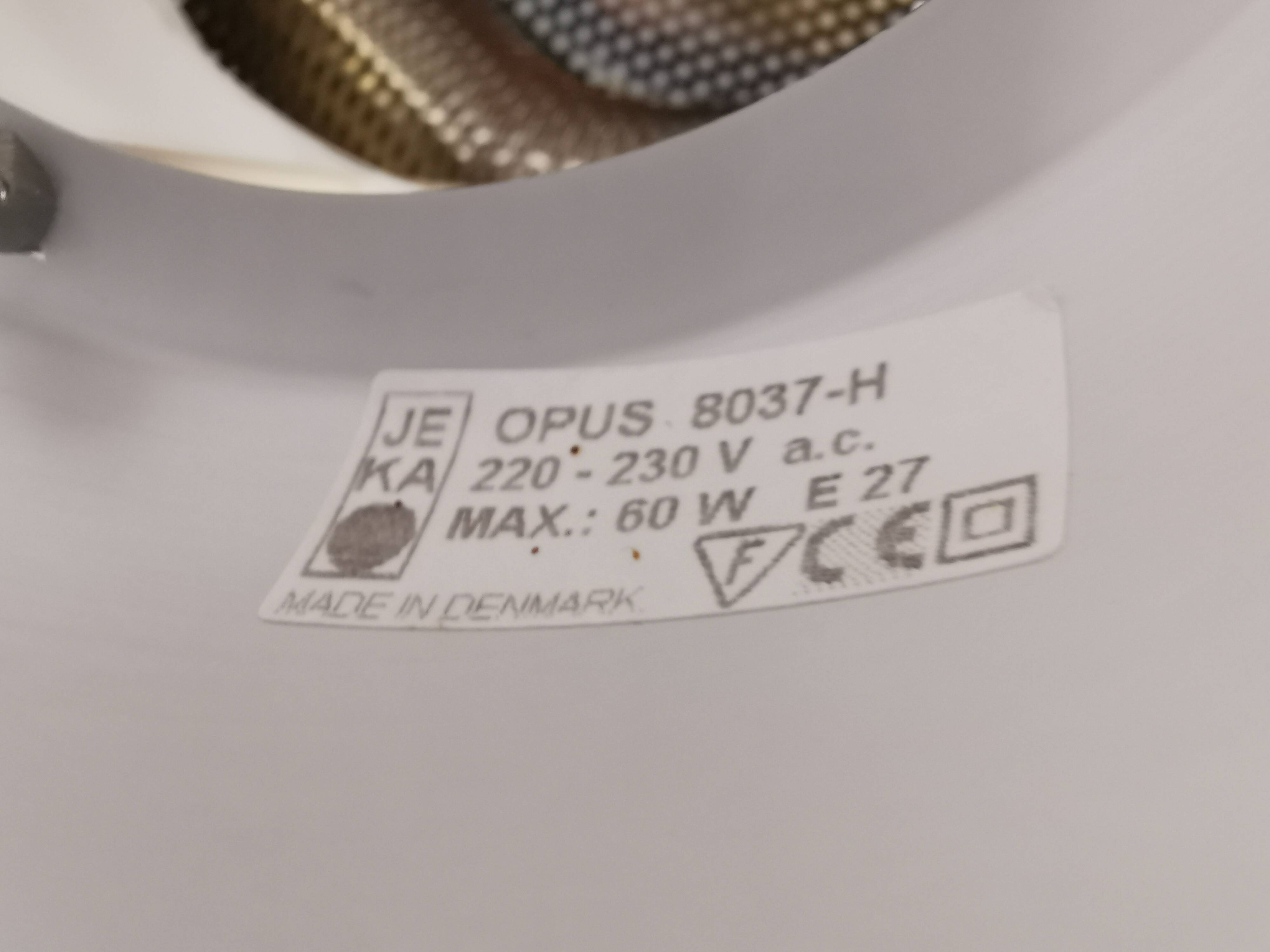 Lampe à suspension en aluminium laqué or de la marque danoise JEKA (fermée au début des années 90) modèle Opus 8037-H