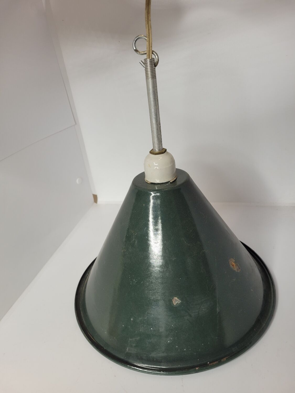 Green and white enamelled suspension