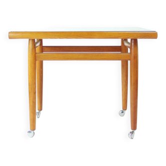 Table d'appoint sur roulettes en chêne, Tchécoslovaquie 1970