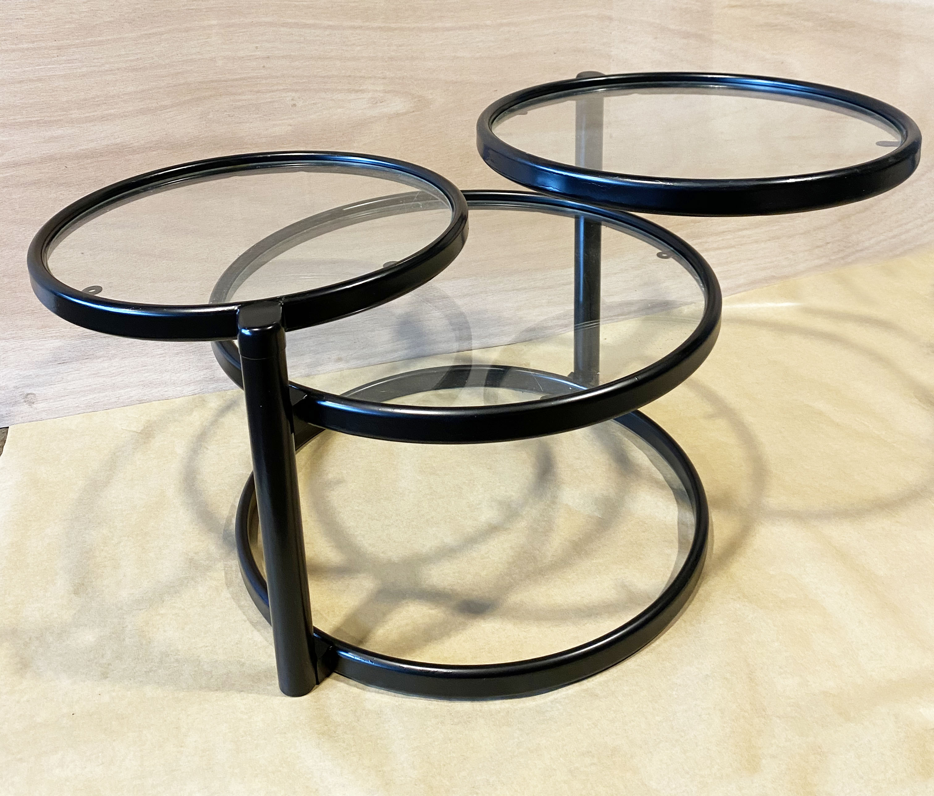 Articulated tray coffee table