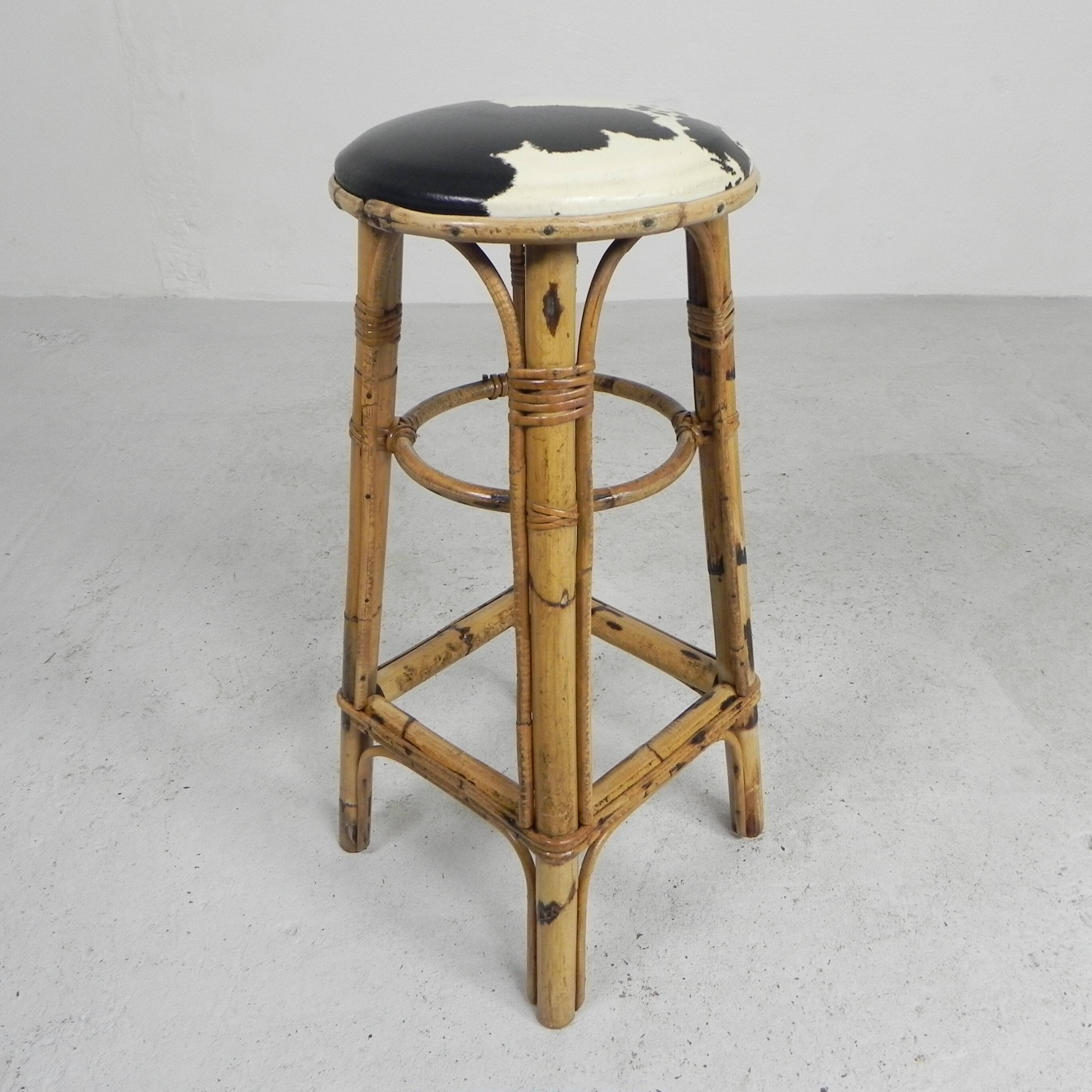 Tabouret de bar en bambou avec assise en simili-cuir imprimé vache, années 1950