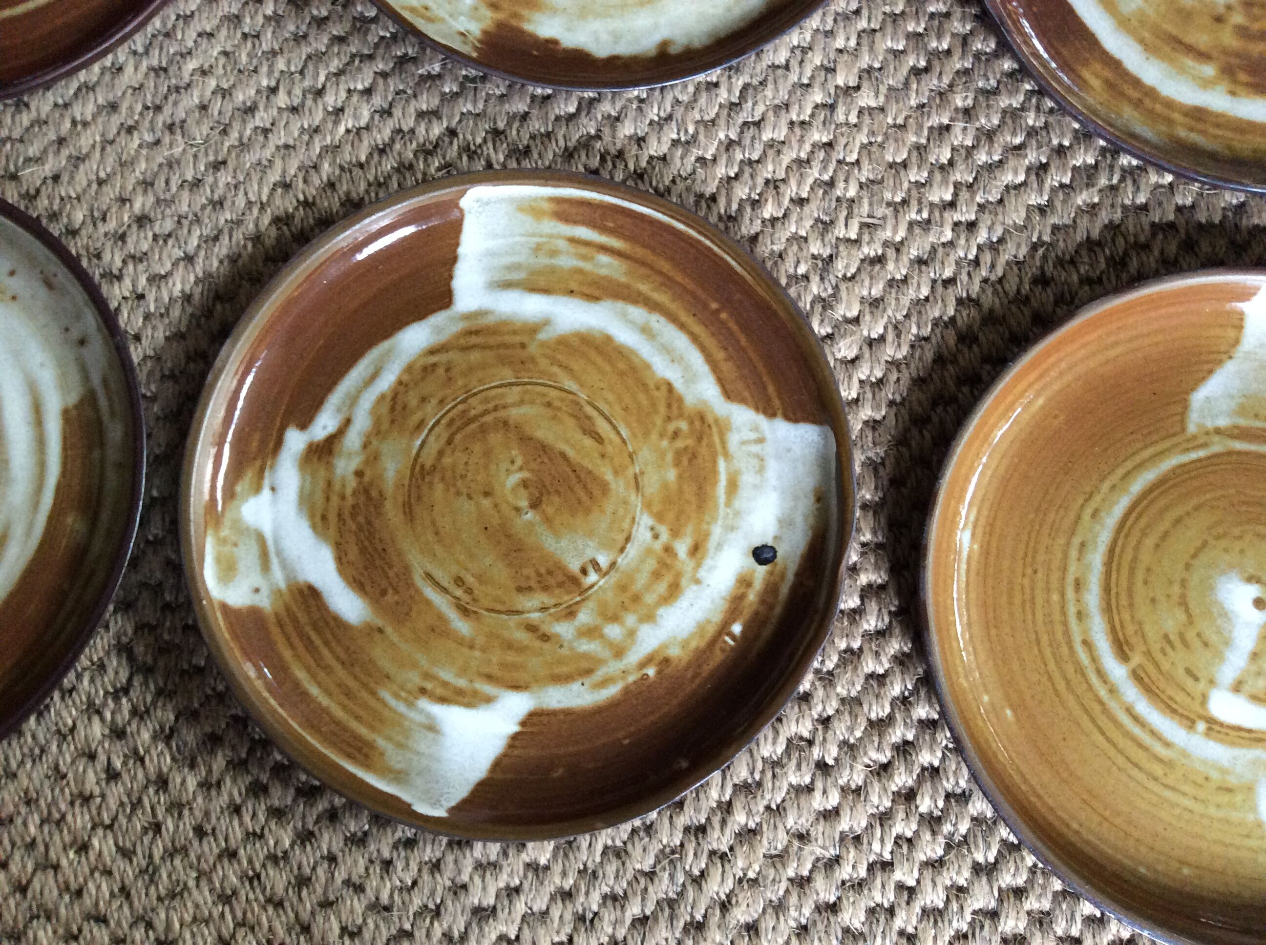 Série de 12 assiettes plates en grès