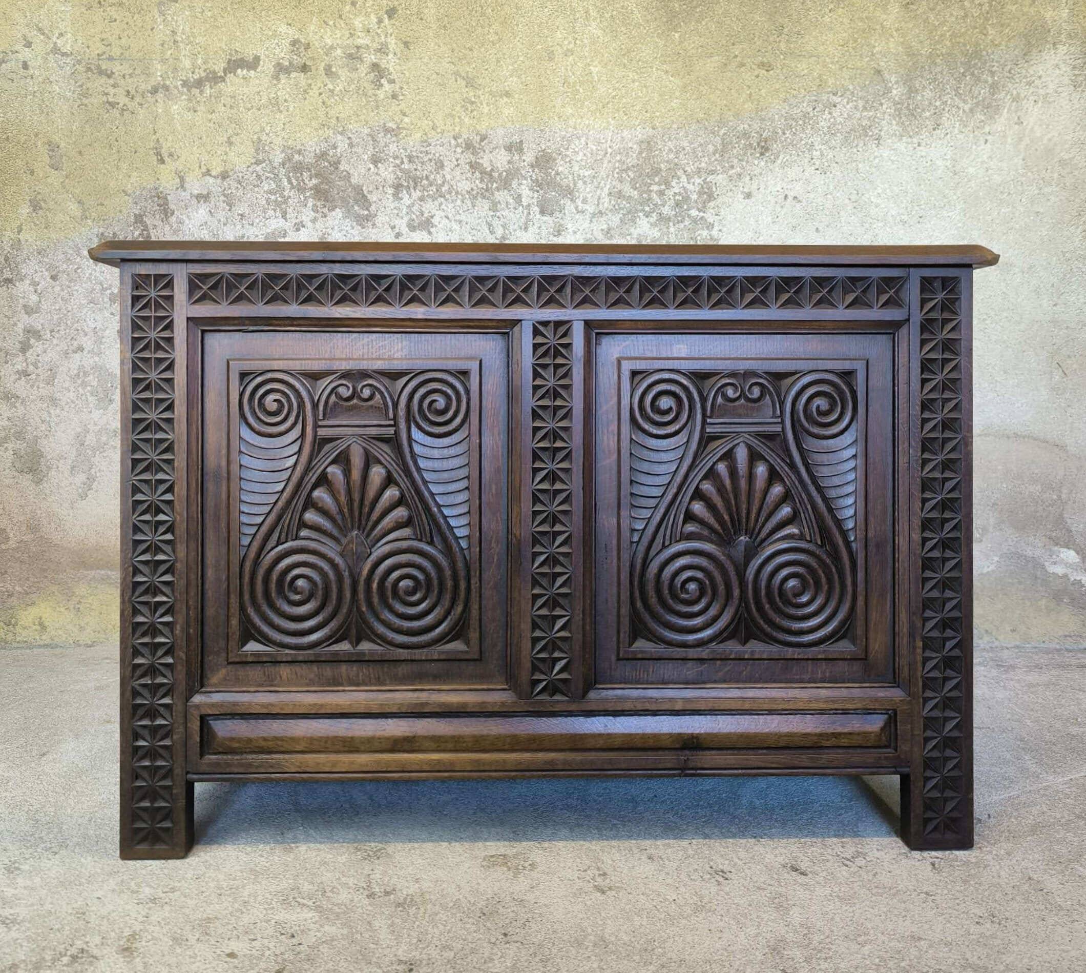 Coffre en bois massif sculpté.