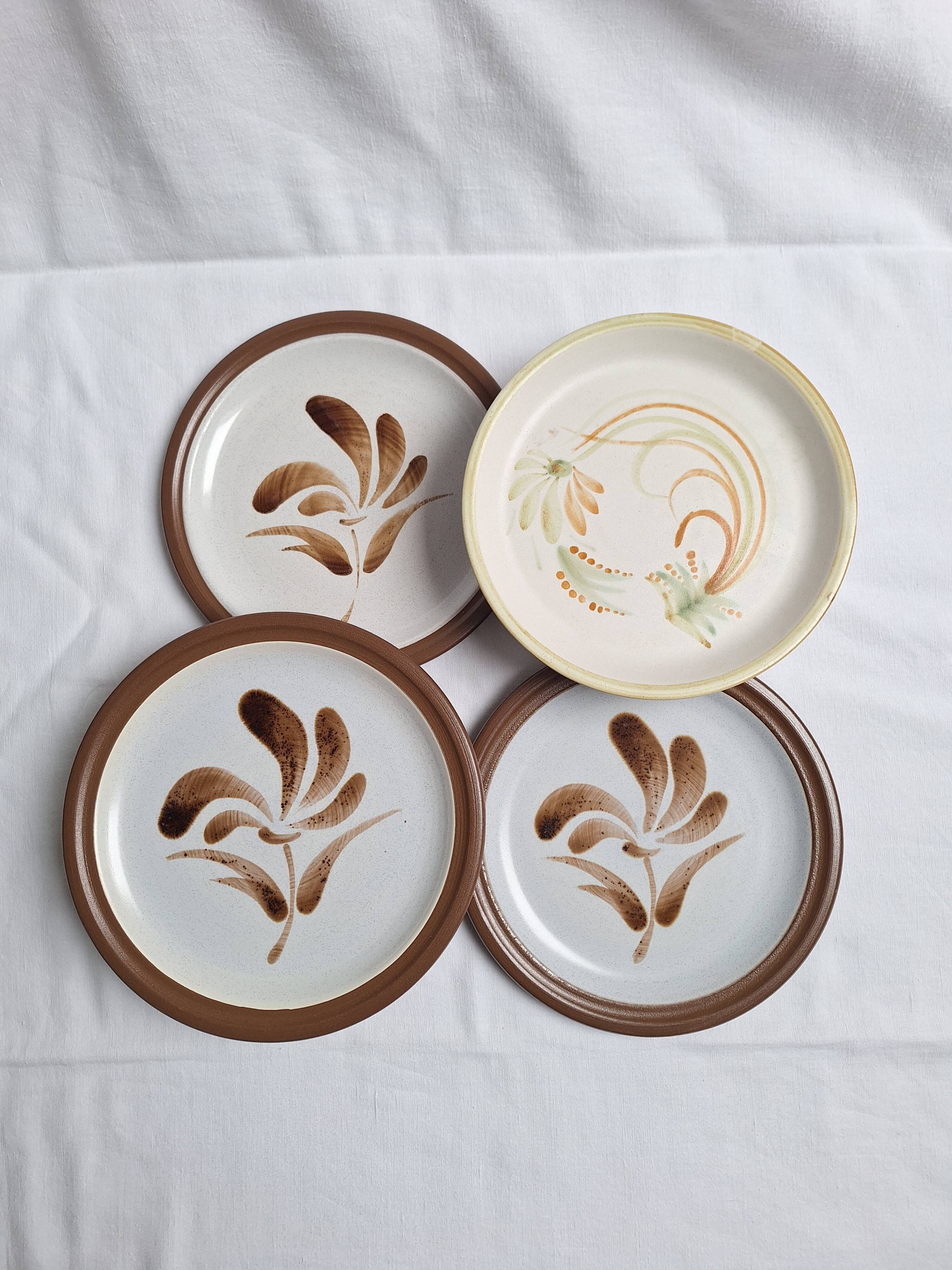 Assiettes plates vintage en grès, décor de fleurs peintes à la main