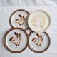 Assiettes plates vintage en grès, décor de fleurs peintes à la main