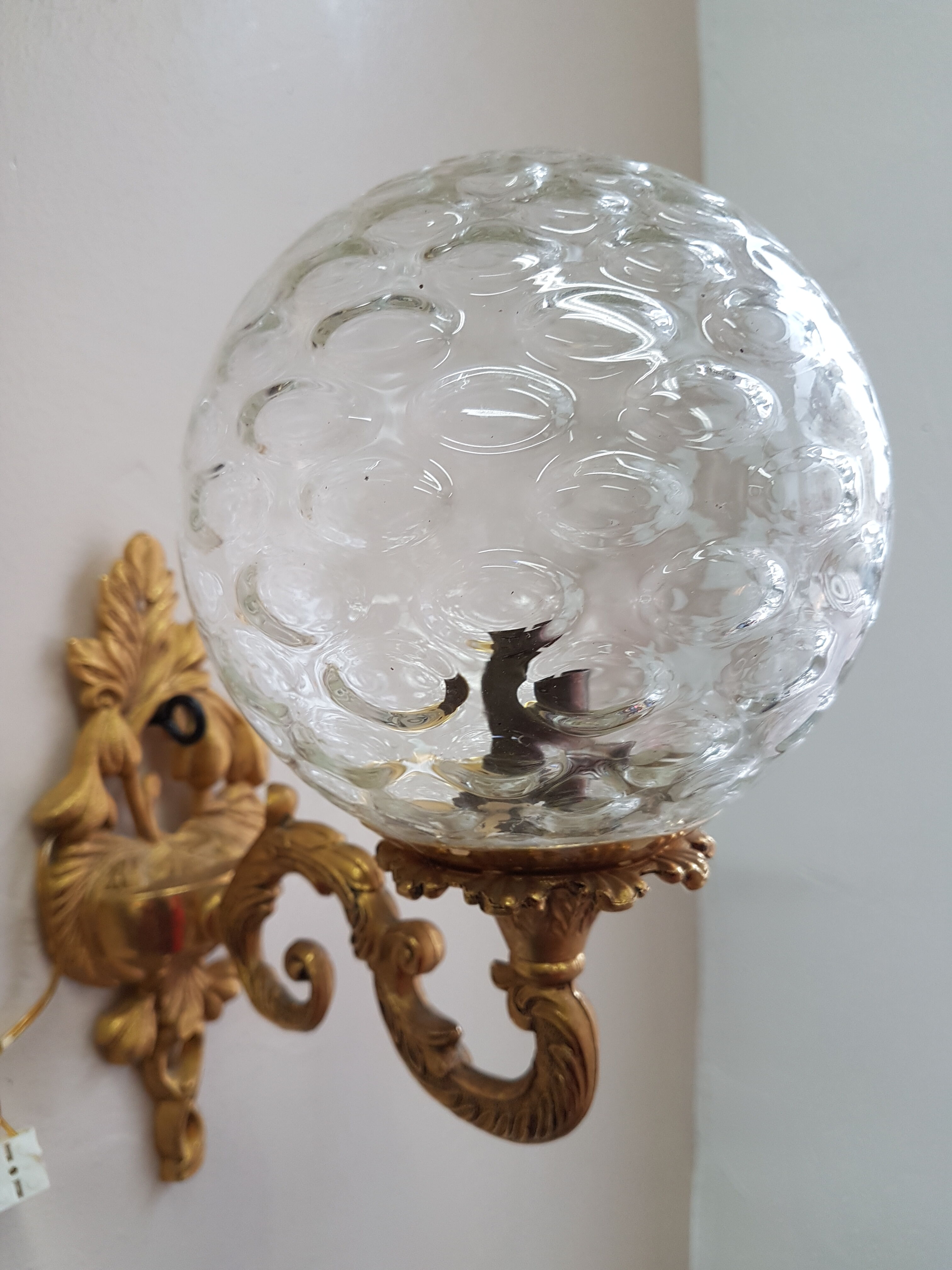 Applique ancienne bronze et globe facetté en verre