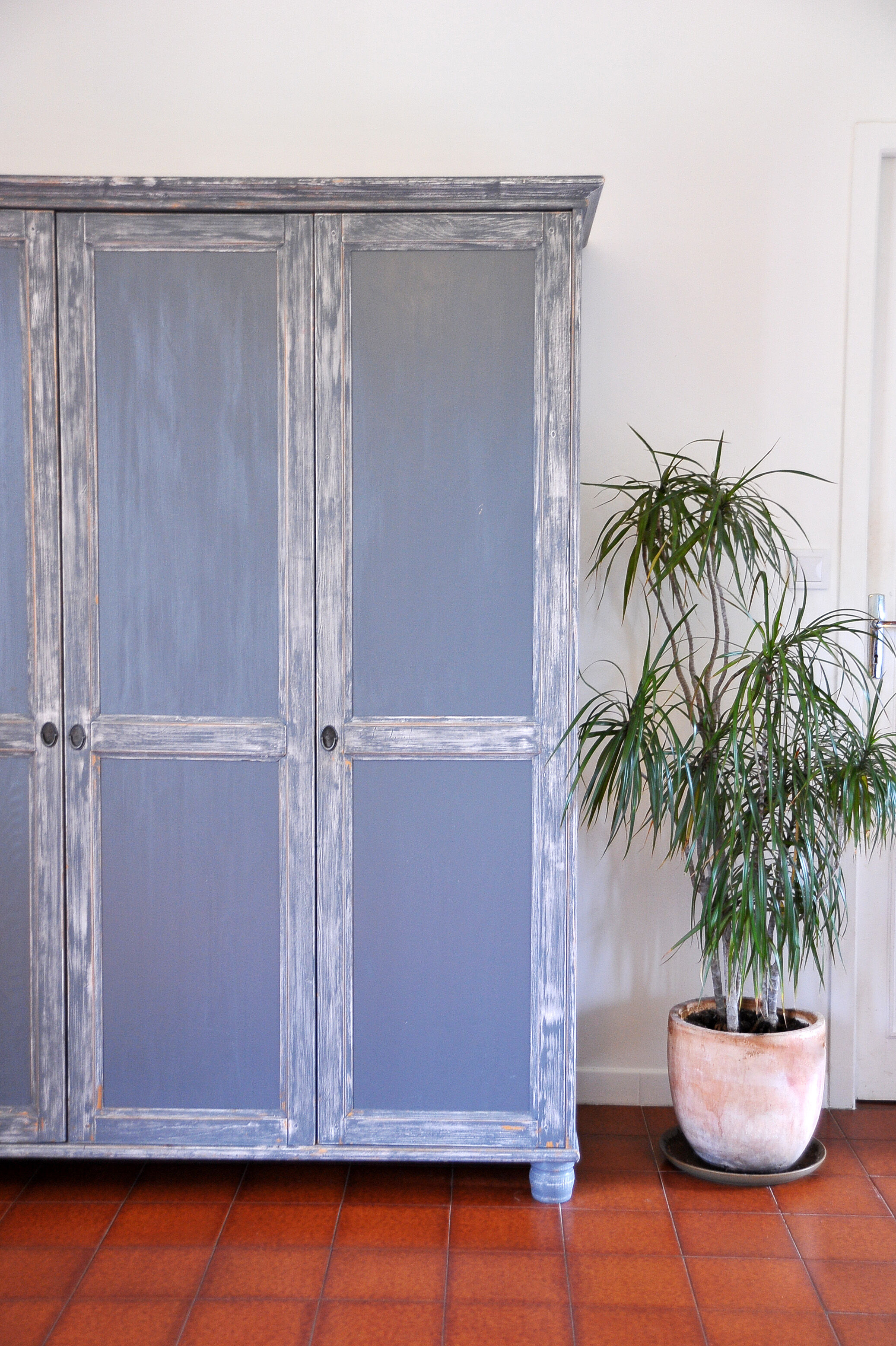 Grey blue wardrobe skated in solid pine