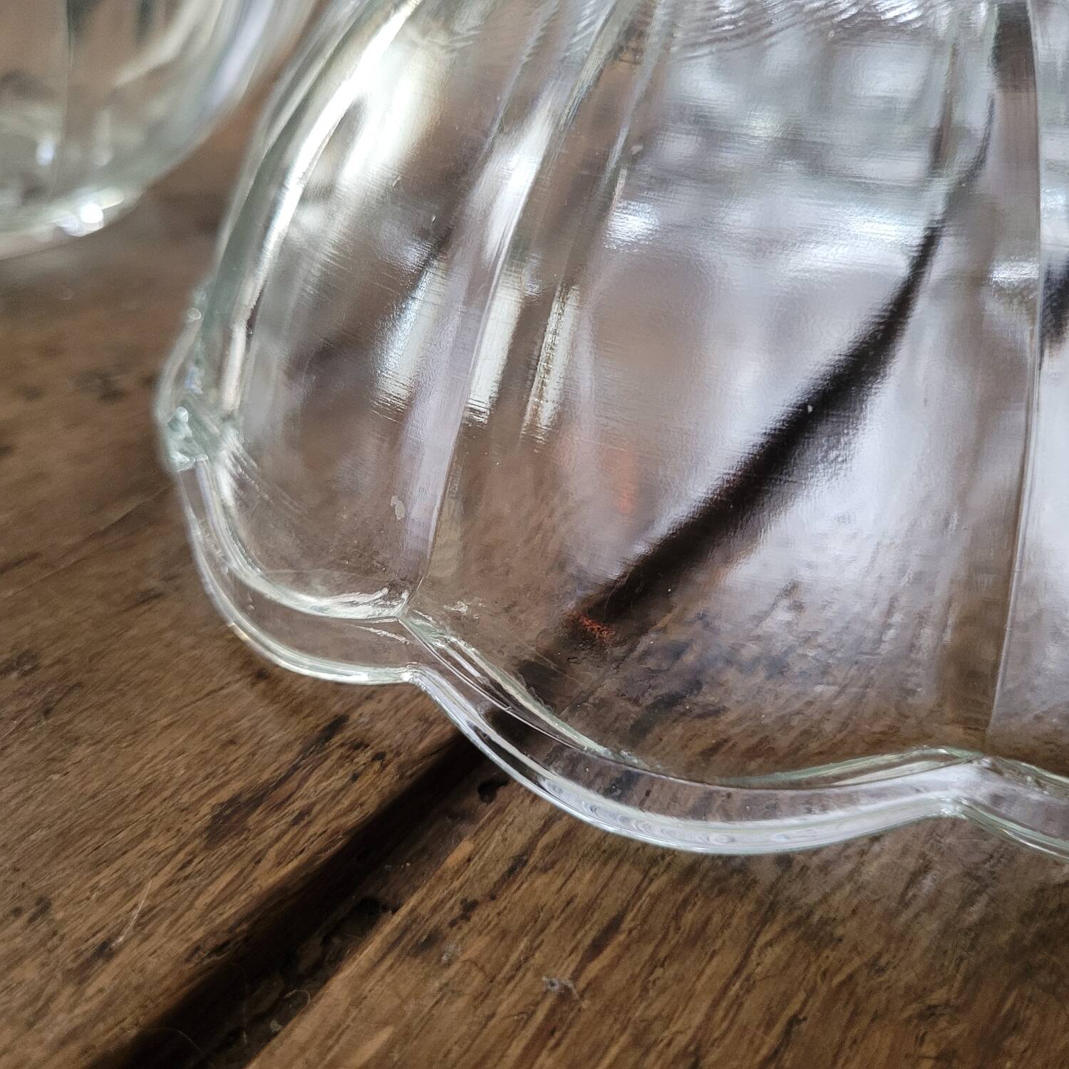 Trio of molded glass salad bowls – floral shape Ø 18/20/23 cm