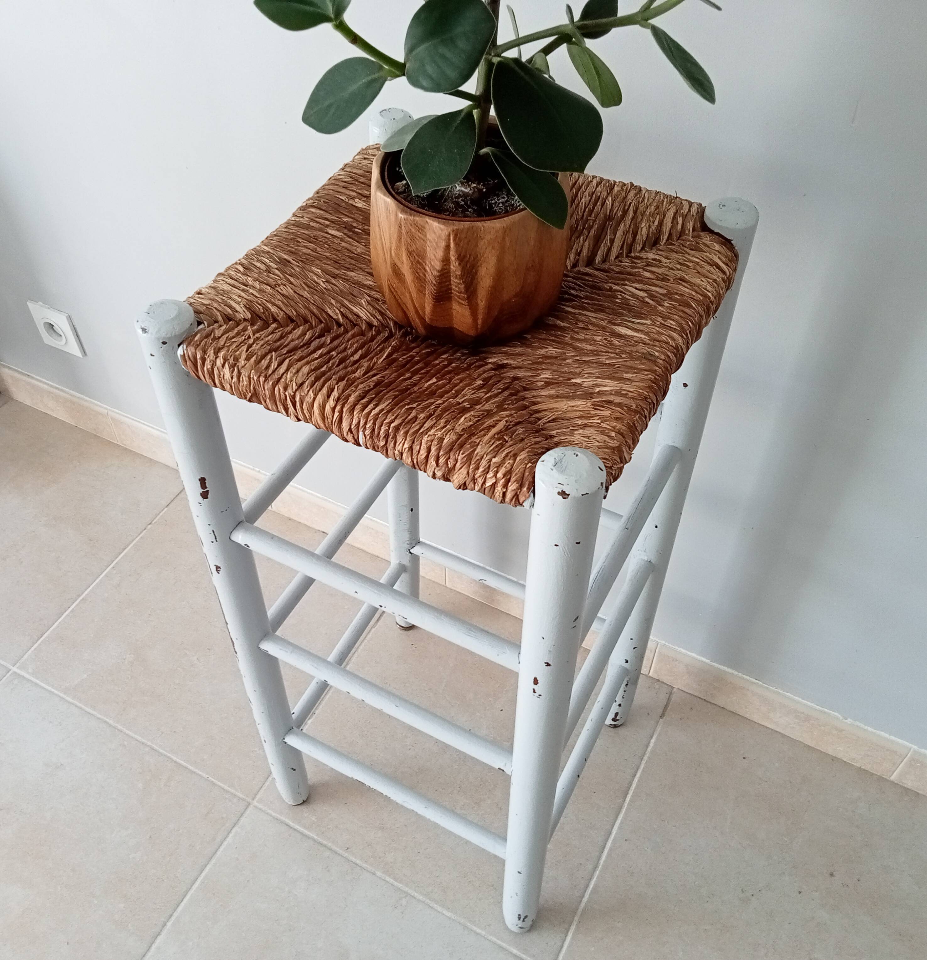 Antique stool high mulched
