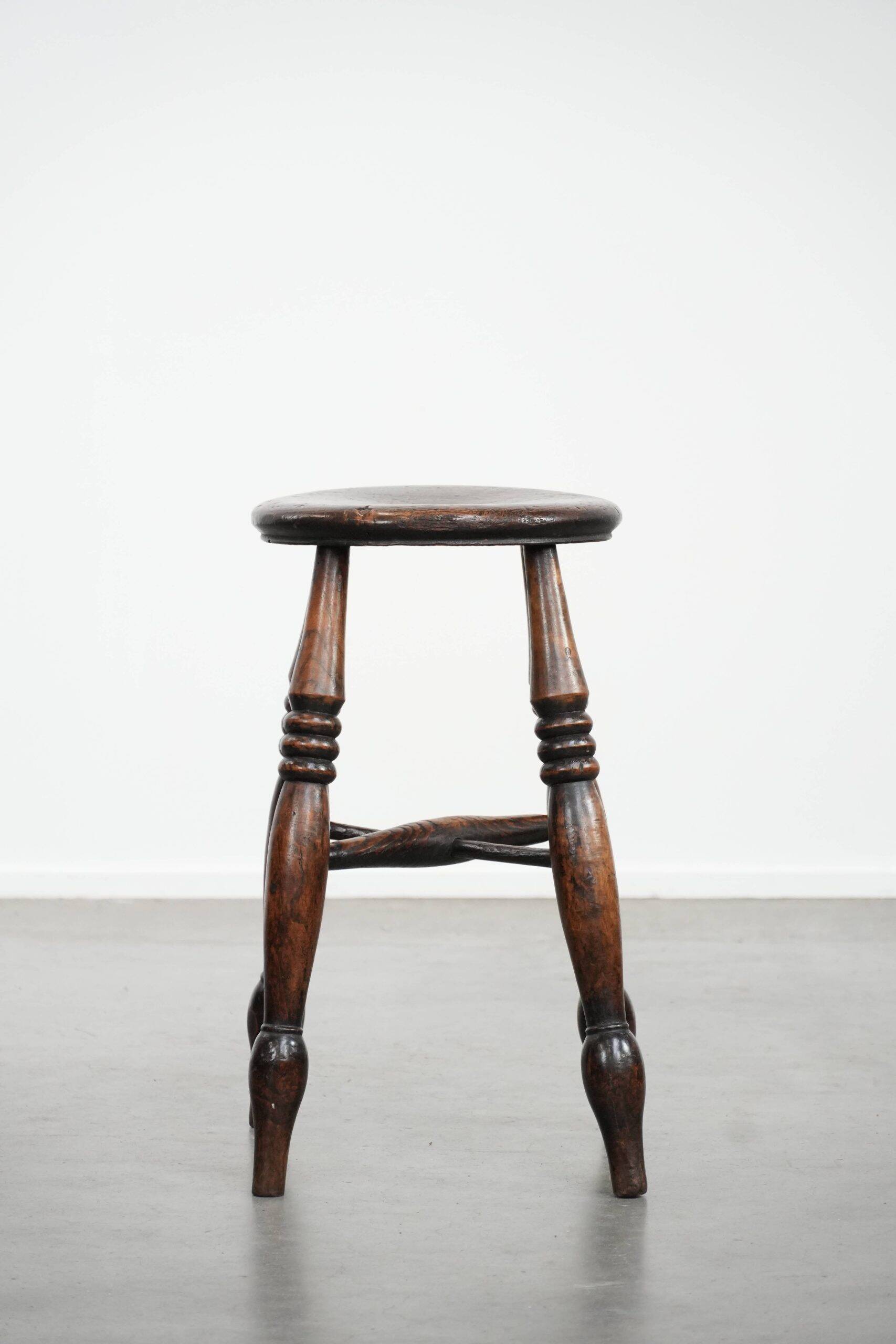 Tabouret Windsor anglais ancien du XVIIIe siècle avec une superbe patine.