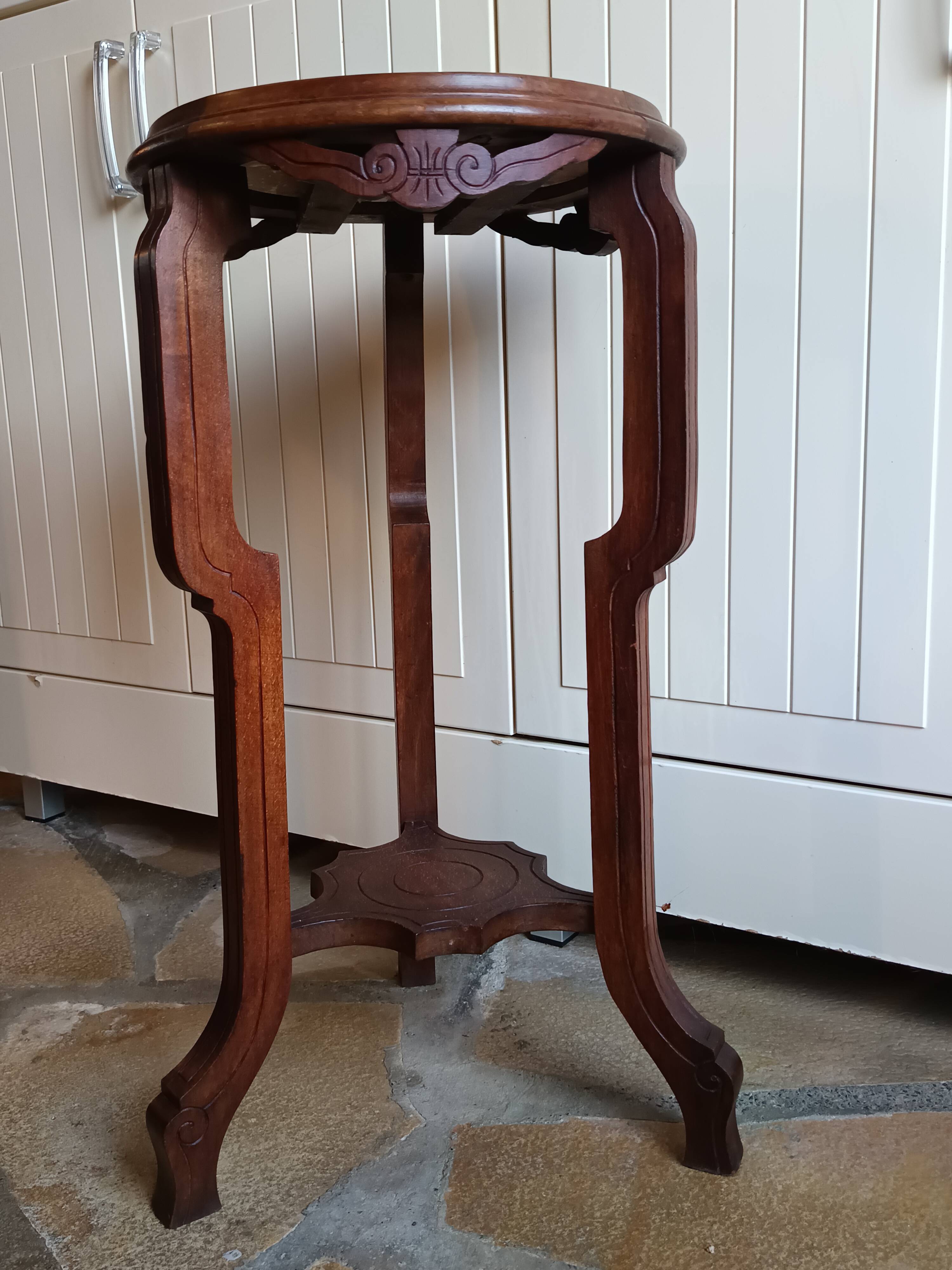 Guéridon ancien en bois massif avec plateau en marbre