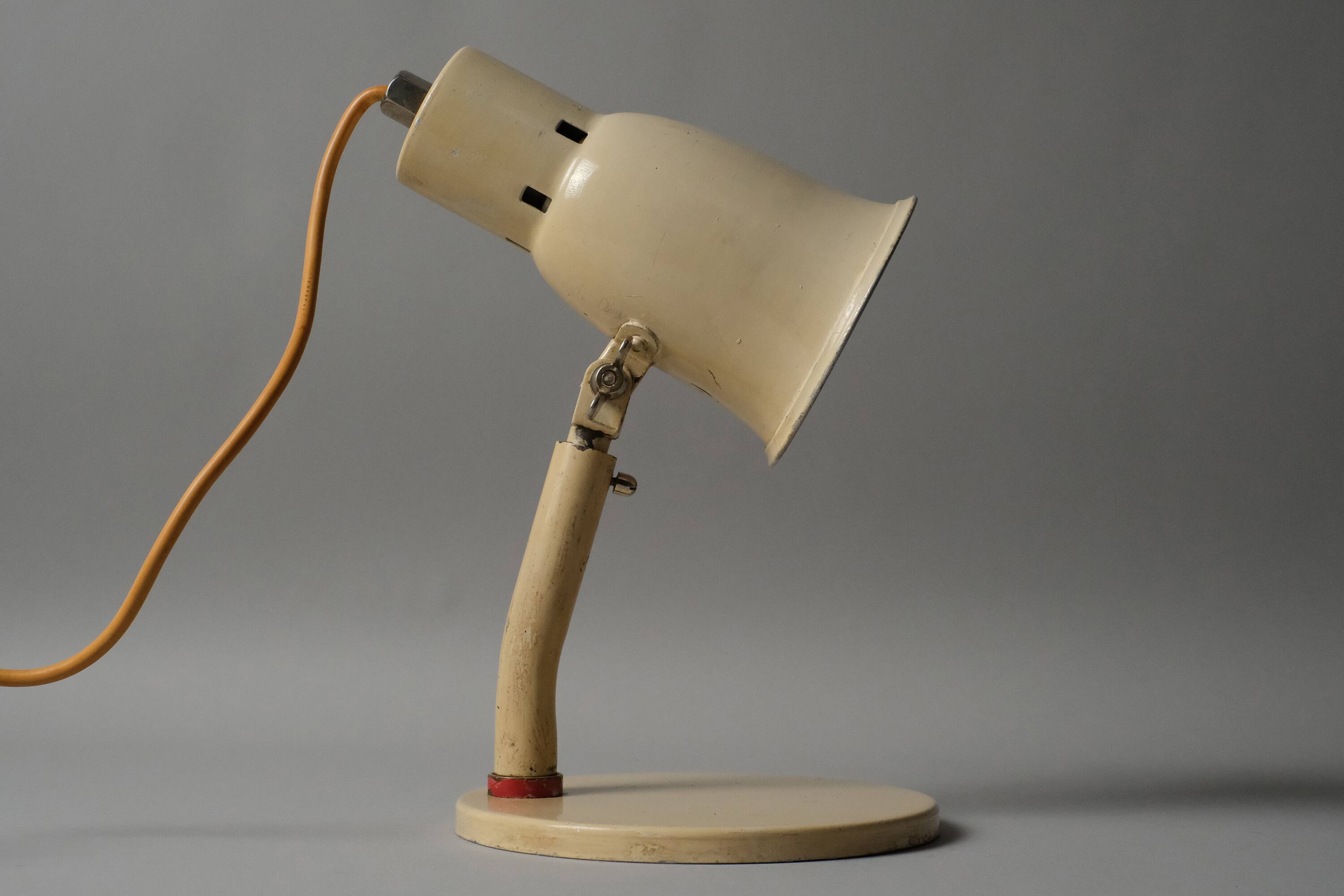 Lampe de bureau articulée Bauhaus type Kandem, émail crème, Allemagne 1930s