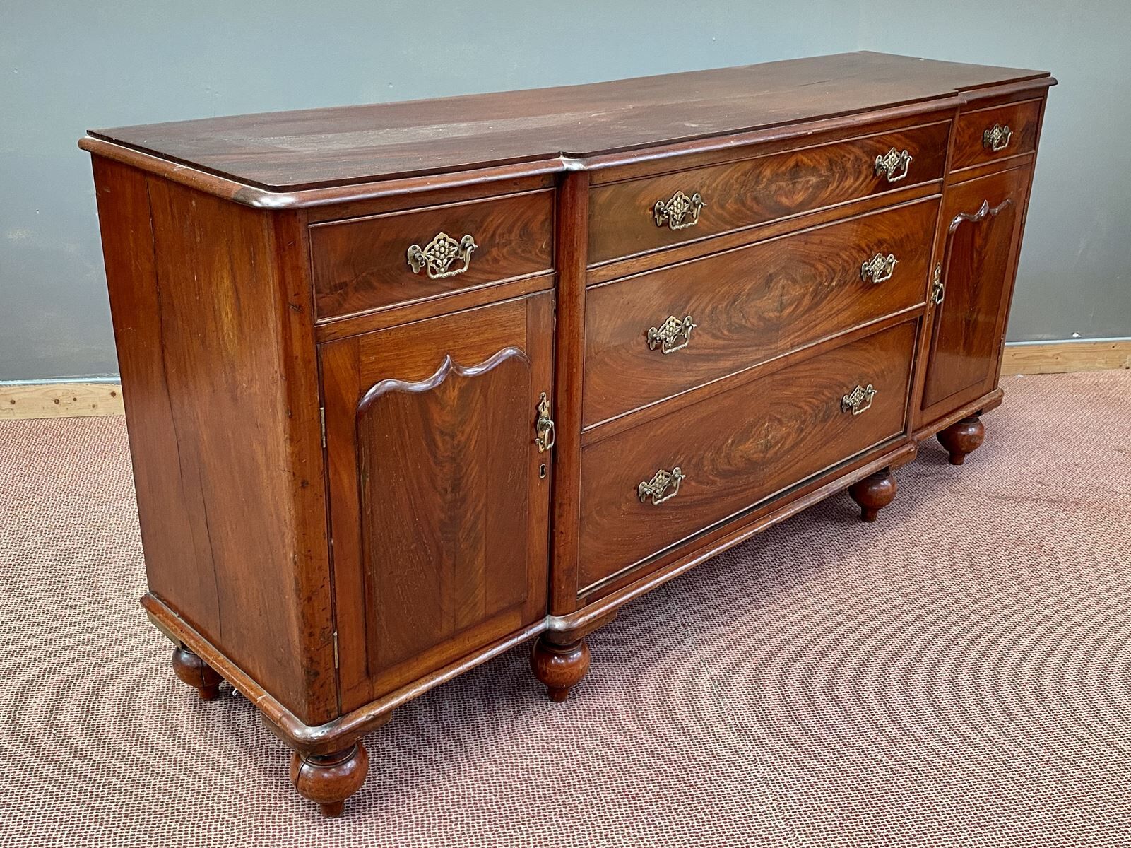 Victorian chest of drawers 19th in mahogany
