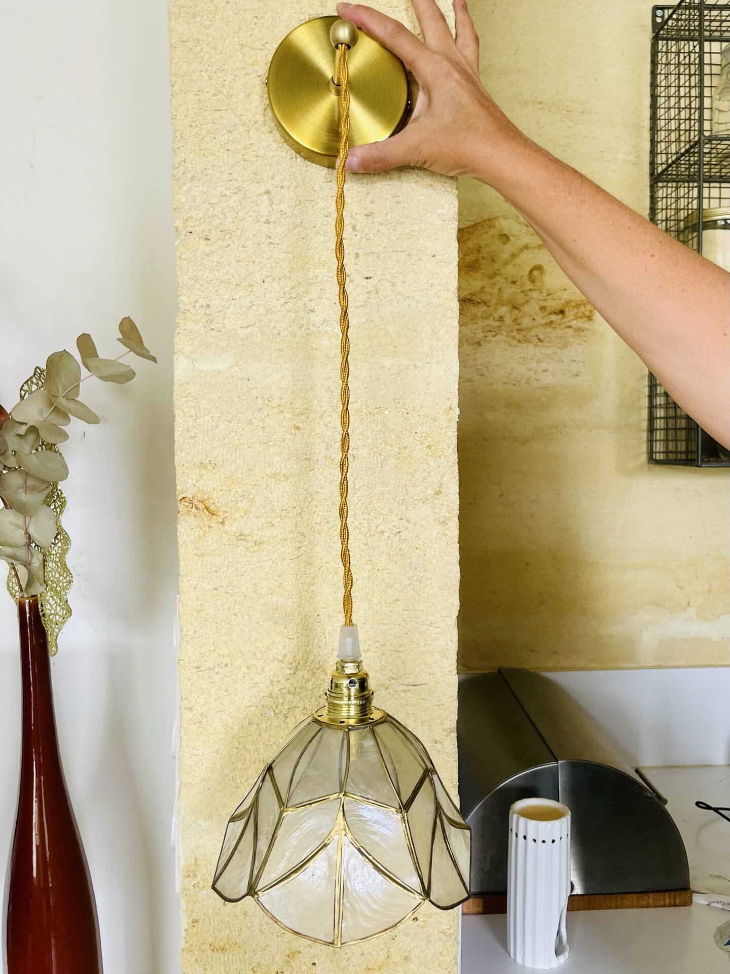 Italian lampshade applique from the 1970s in mother-of-pearl and gilded brass.