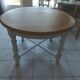 Table ronde  piètement en chêne patiné gris perle, plateau bois.