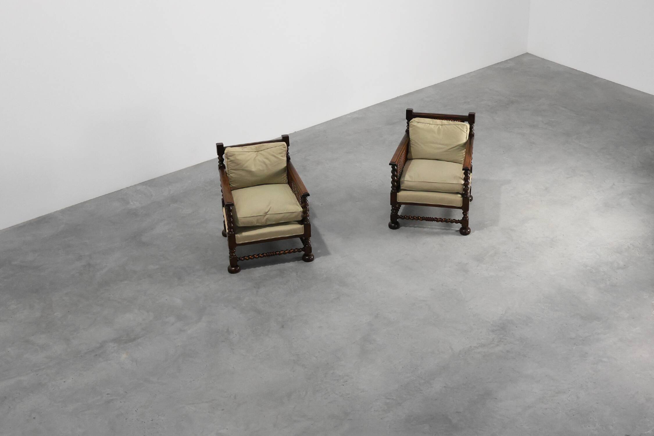 Paire de fauteuils en chêne anglais antique et en rotin avec des détails torsadés, Royaume-Uni c