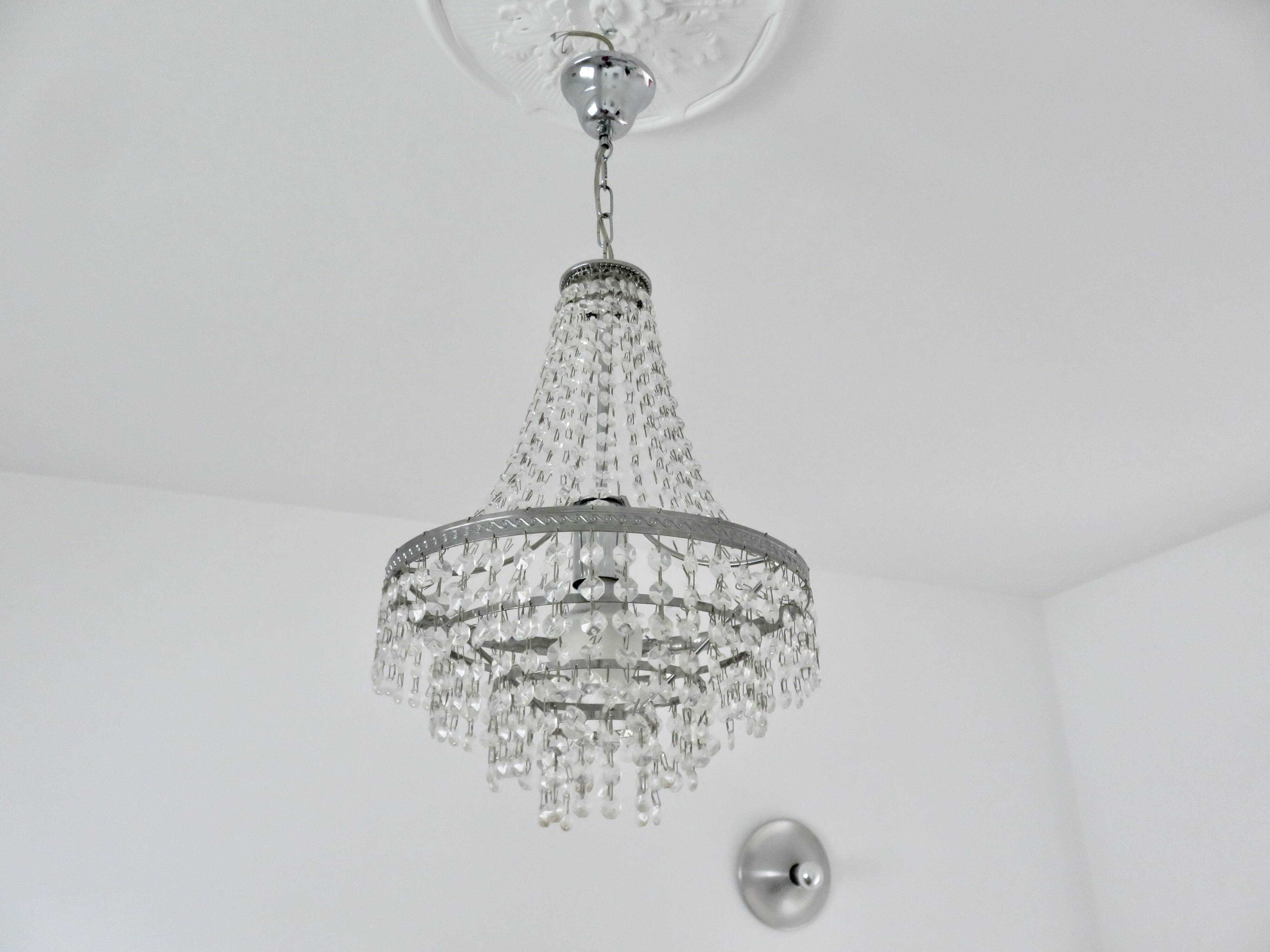 Balloon chandelier with pendants