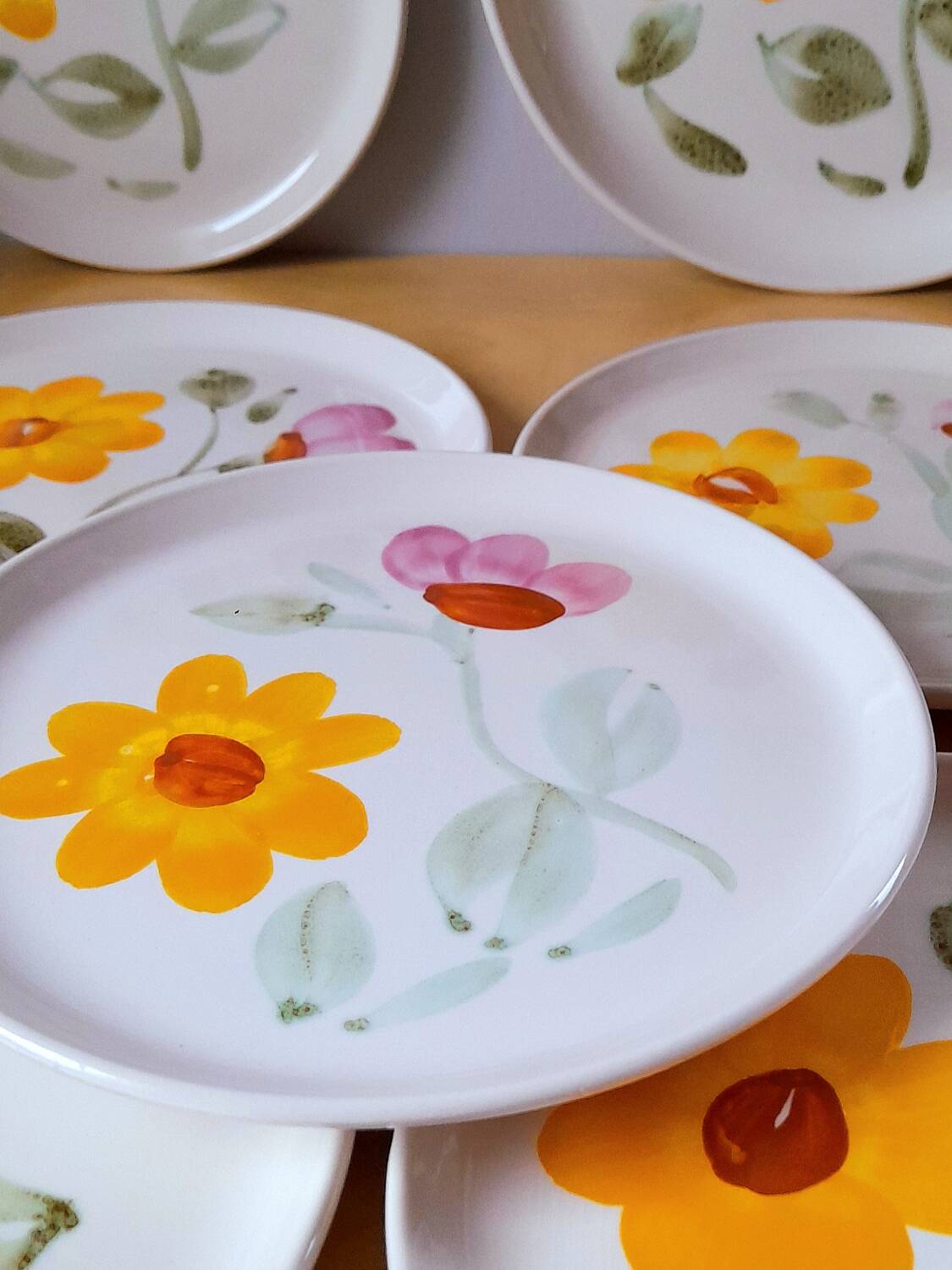 Assiettes à dessert fleuries ,Sarreguemines 1960.