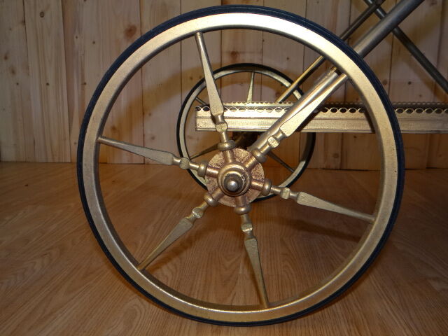 Rolling dessert in gold metal and trays in black formica