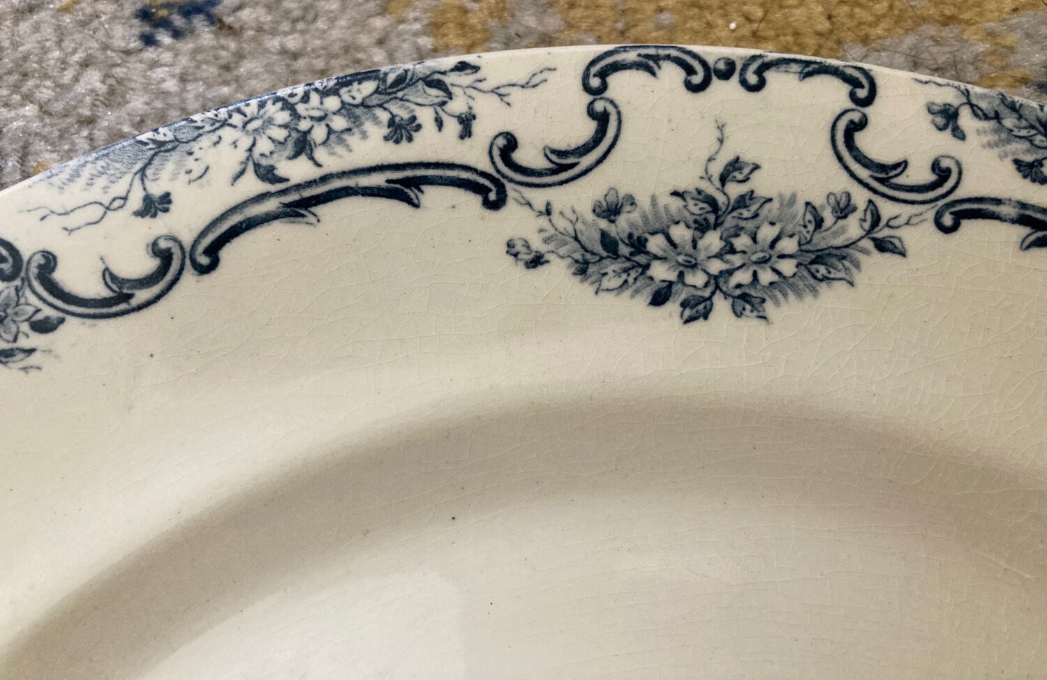 Round dish Terre de Fer Salin model Yvonne