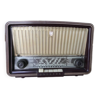 Philips Bakelite radio from the 1950s