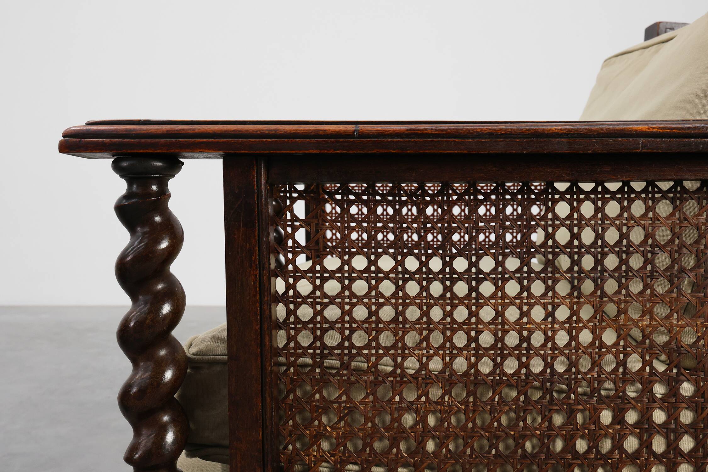 Paire de fauteuils en chêne anglais antique et en rotin avec des détails torsadés, Royaume-Uni c