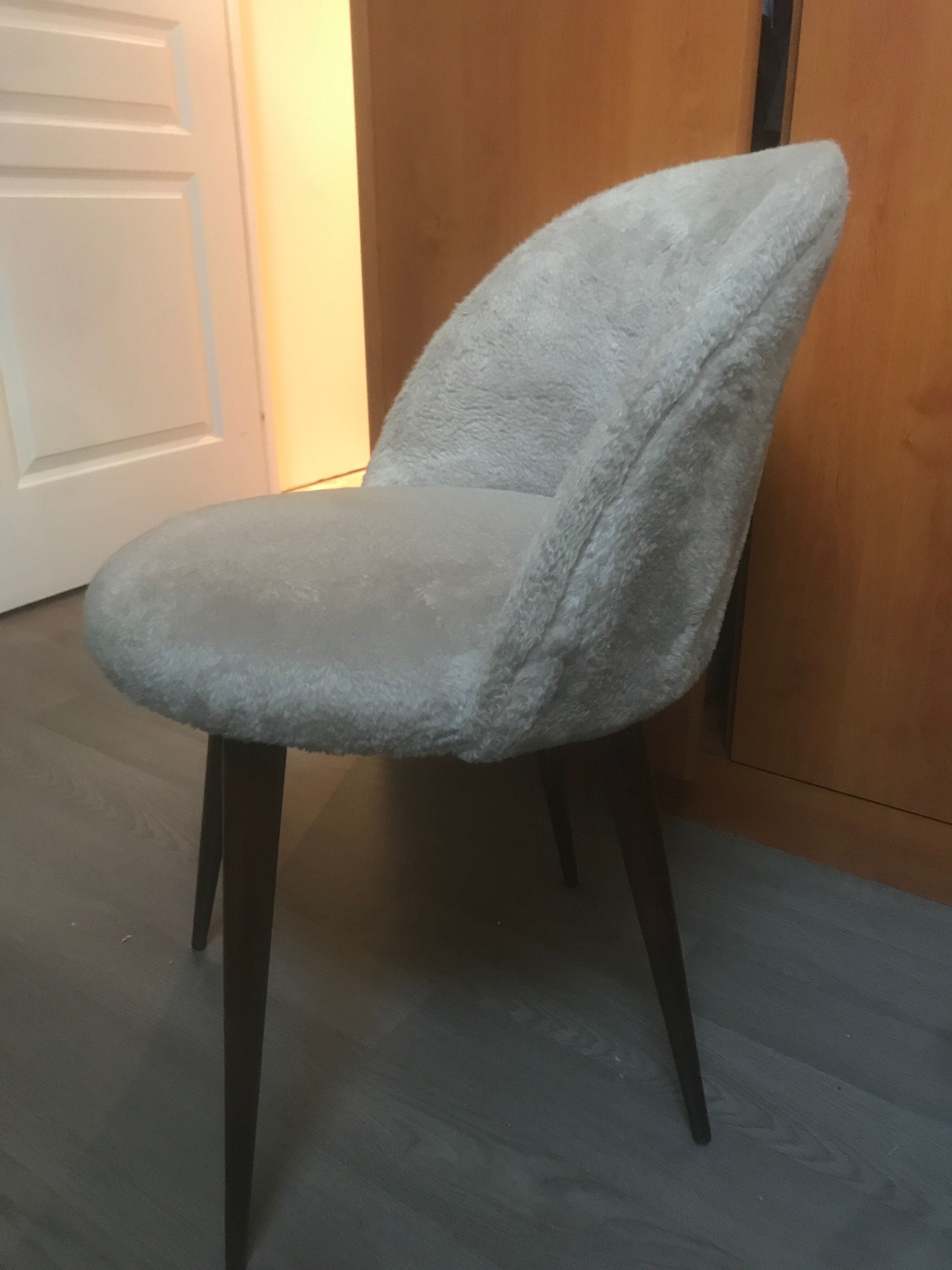 Fauteuil chaise fourrure à pieds compas