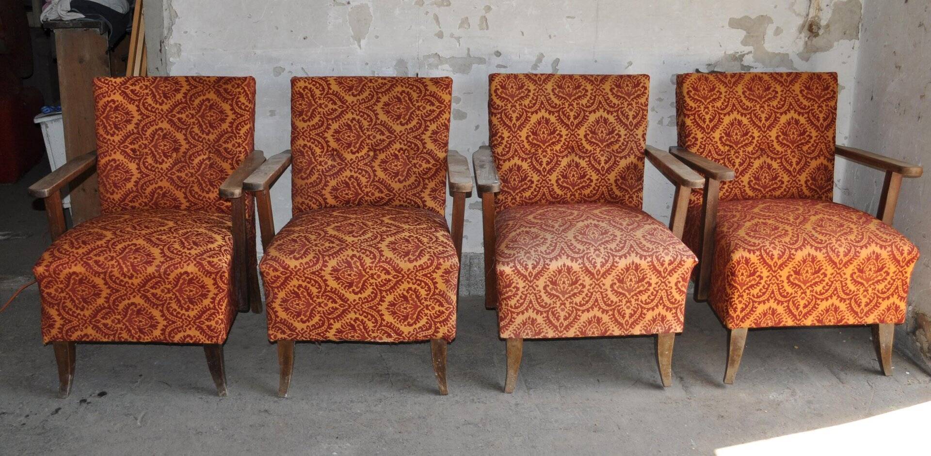Set of 4 multicoloured mid-century armchairs in fabric and wood, 1950s.