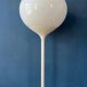 Lampadaire blanc vintage du milieu du siècle de style Guzzini de l'ère spatiale