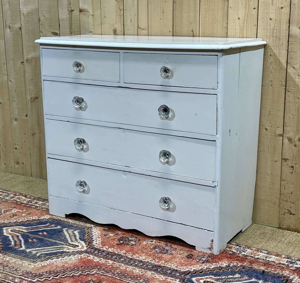 Commode anglaise peinte en sapin avec ses boutons en verre, XIXème