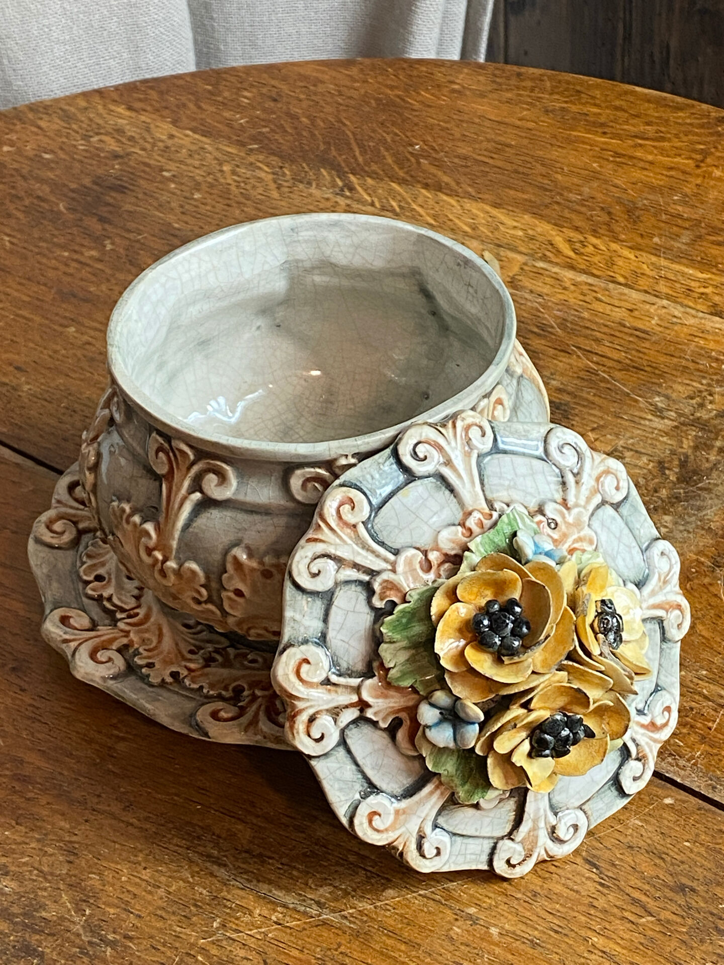 Bonbonnière in slipware