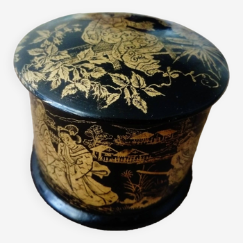 old round box with Japanese decoration of geishas.Napoleon III