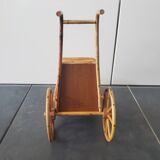 Pousse pousse pour poupée en rotin tressé