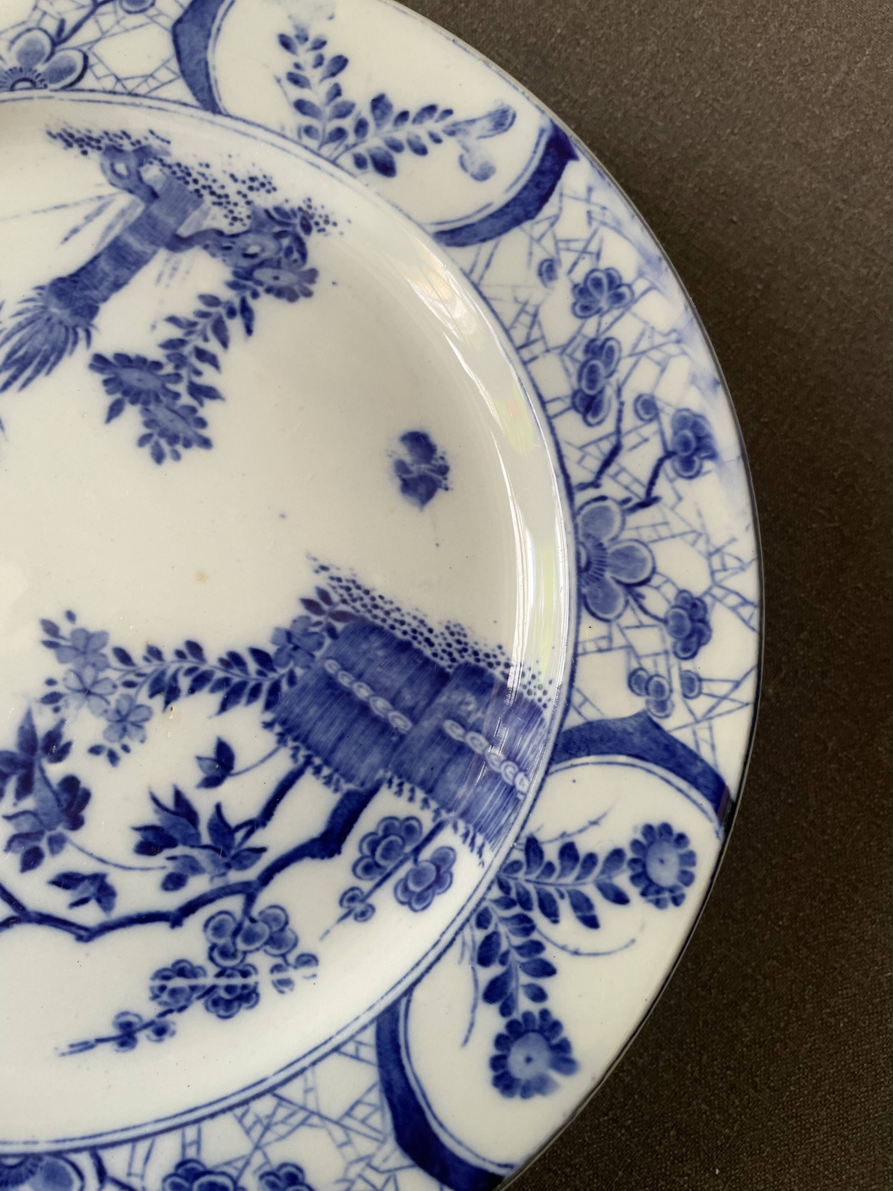 Assiette sur piédouche en faïence bleue et blanche Creil & Montereau, service "Japon", XIXème siècle