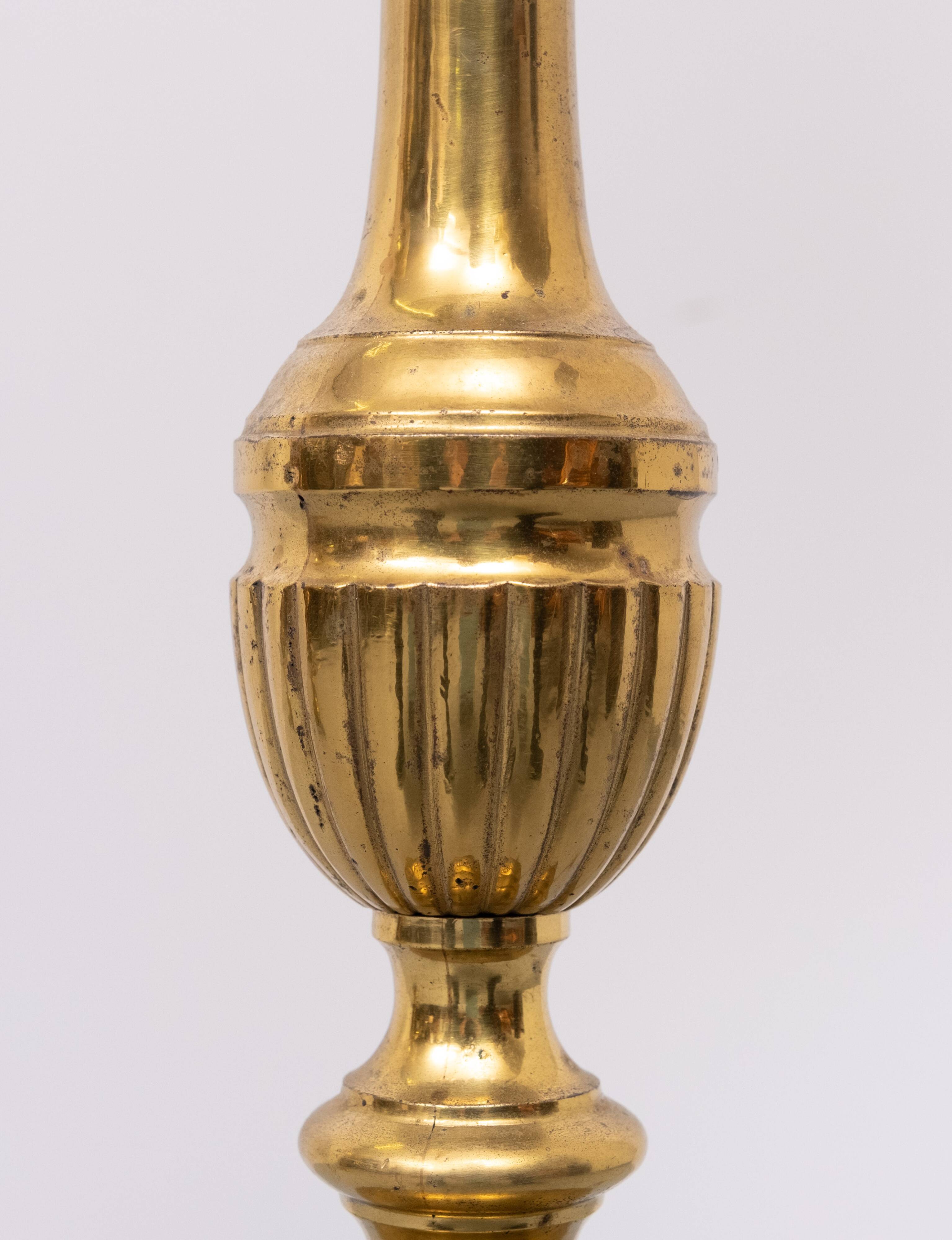 Grands chandeliers d'autel en laiton hollandais du XVIIIe siècle. Lampadaires.