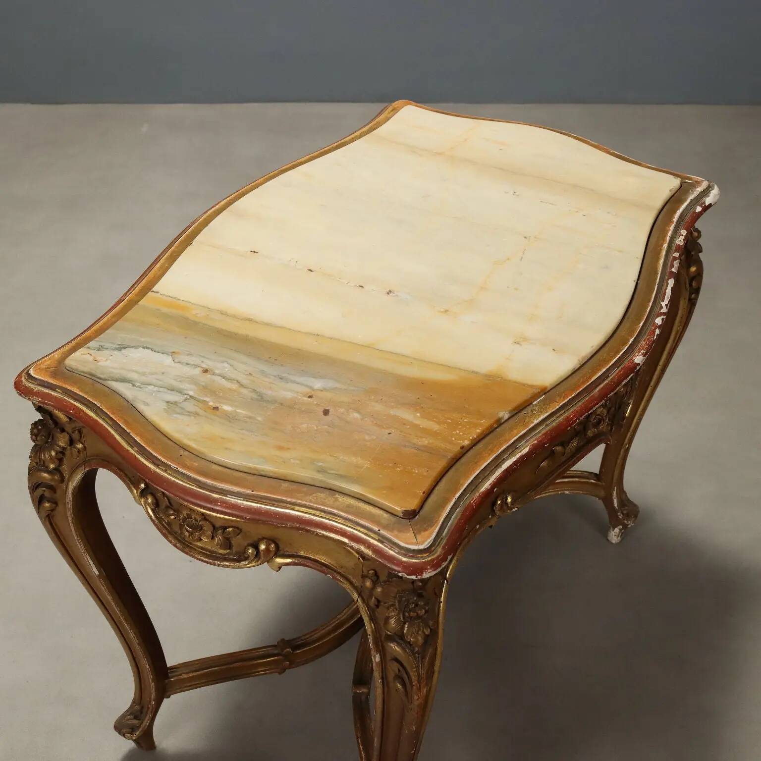 Petite table ancienne style baroque en bois sculpté, Italie, XIXe siècle