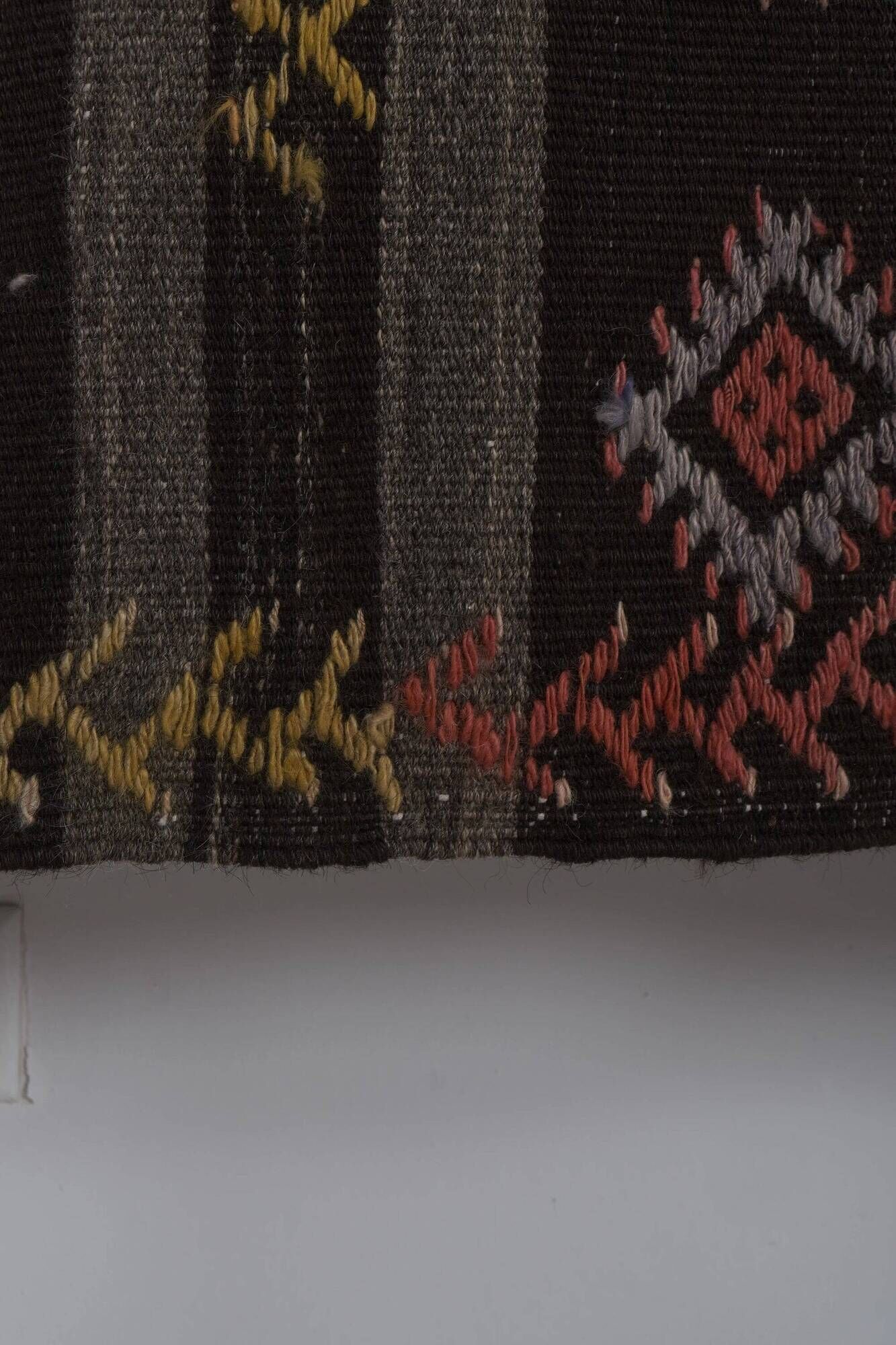 Vintage Turkish kilim, handwoven, 227x324 cm.