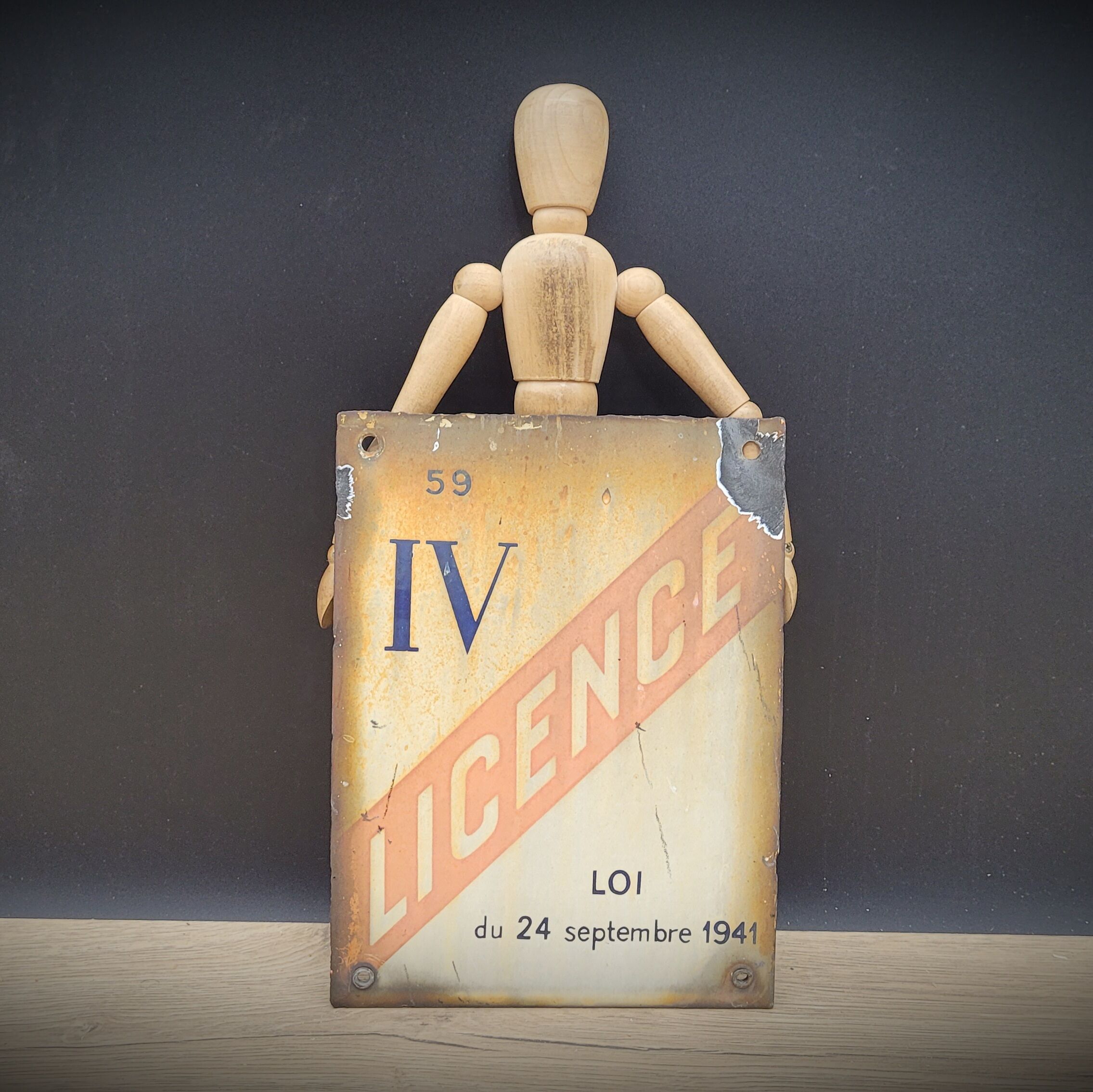 License IV enamelled plate