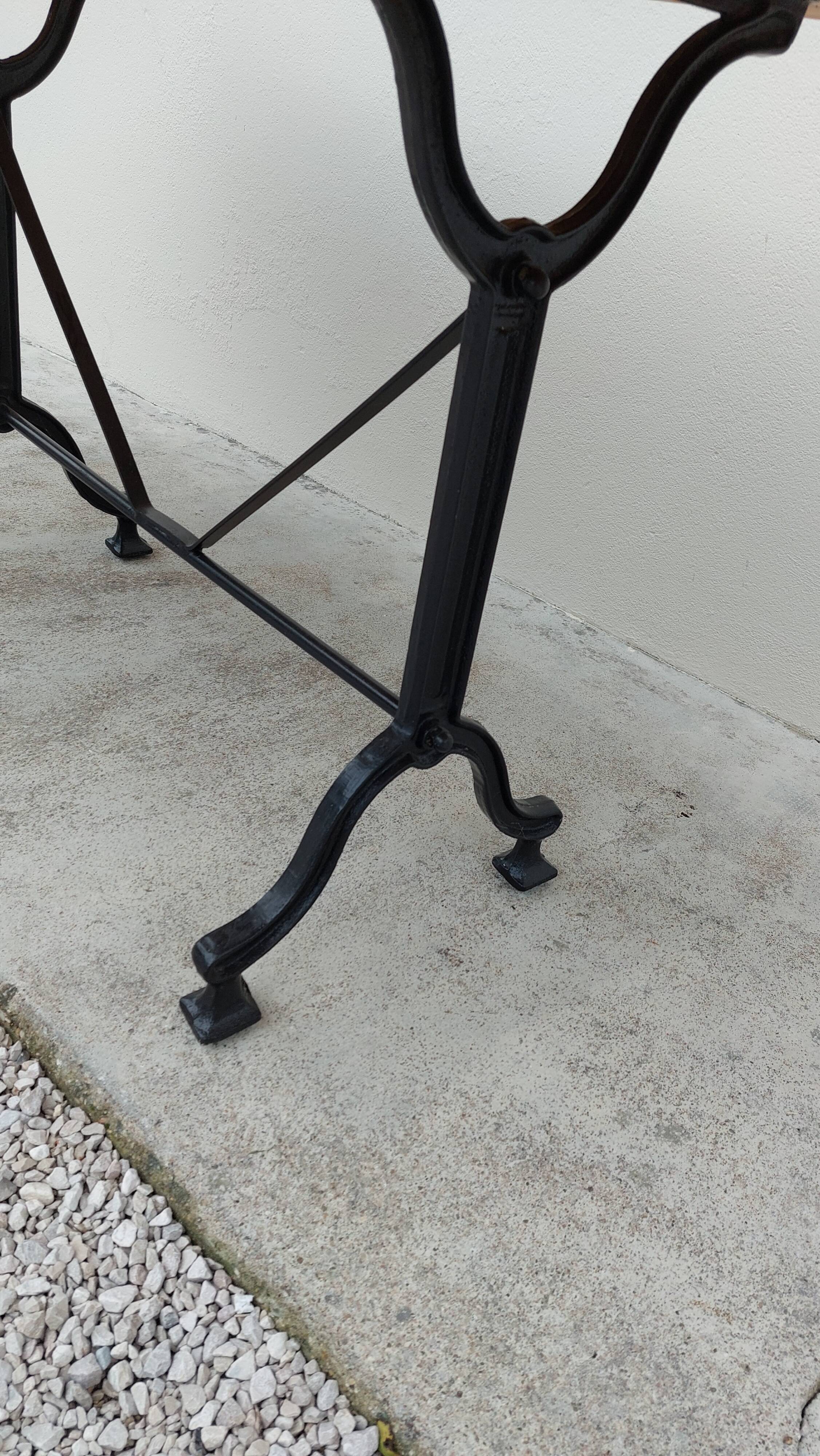 Table de restaurant bistrot en fonte -1m76