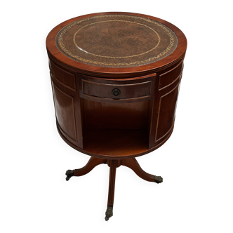 Tripod central pedestal table in English style.