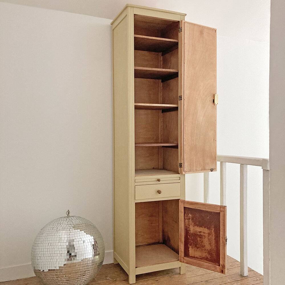 “Standing man” wardrobe/bosier