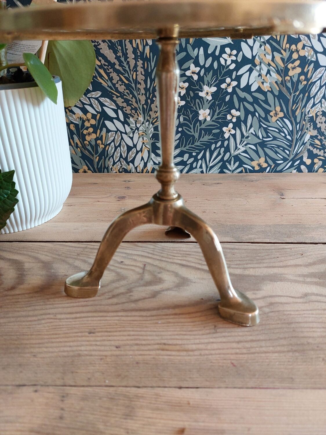 Tripod plant holder in gilded brass
