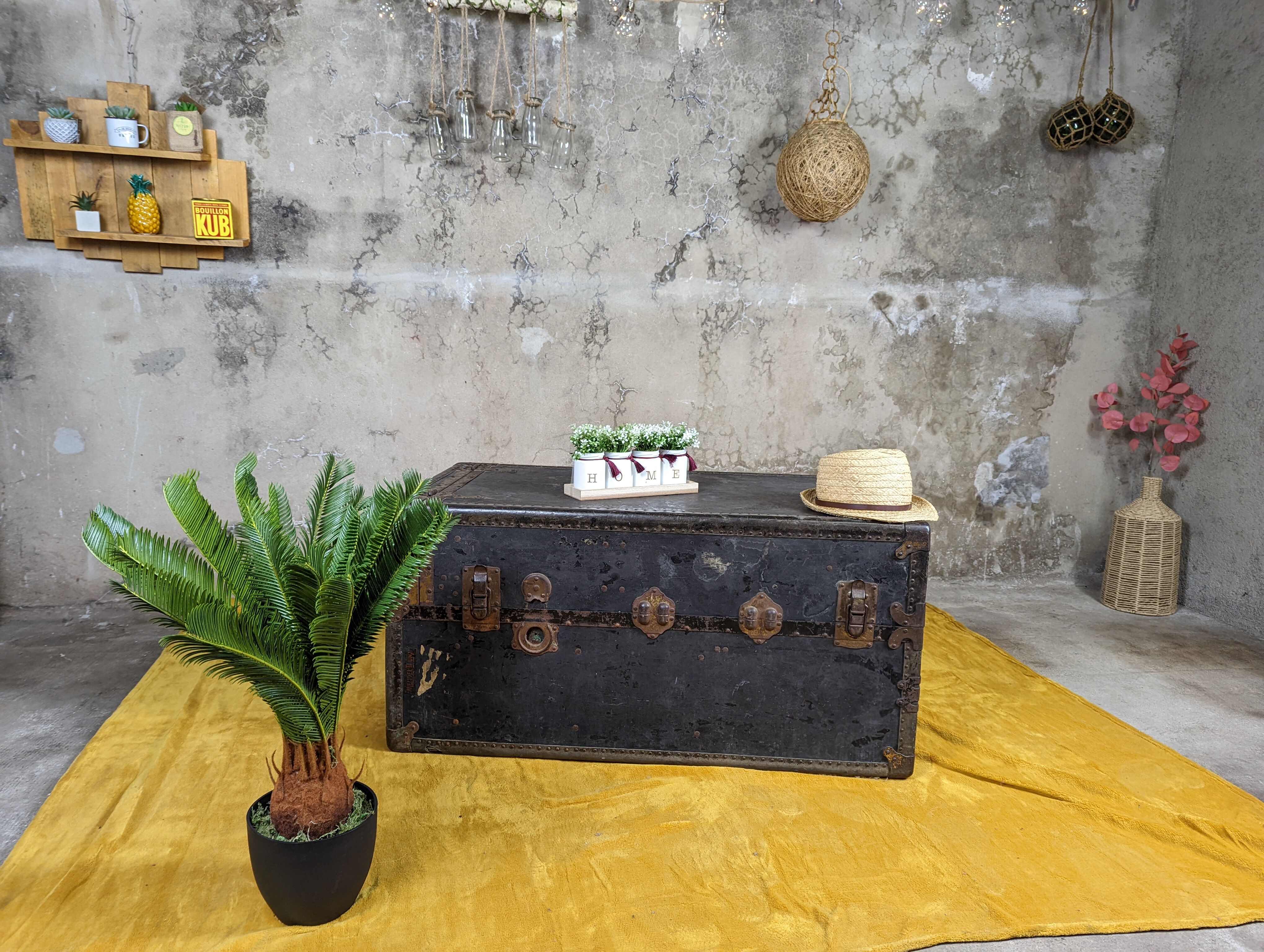 Antique travel trunk mendel trunk