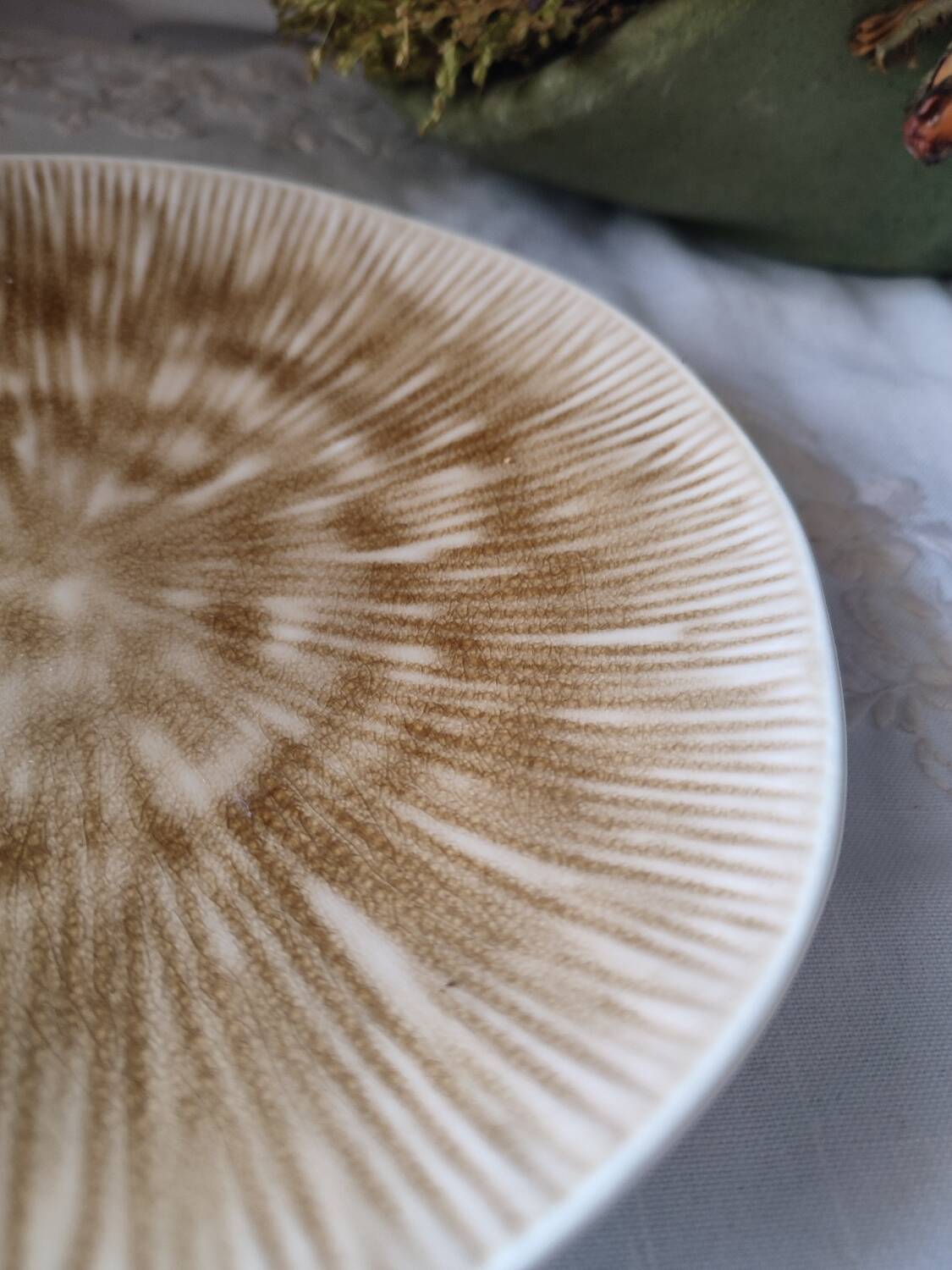 Set of 4 mushroom-style glazed ceramic plates